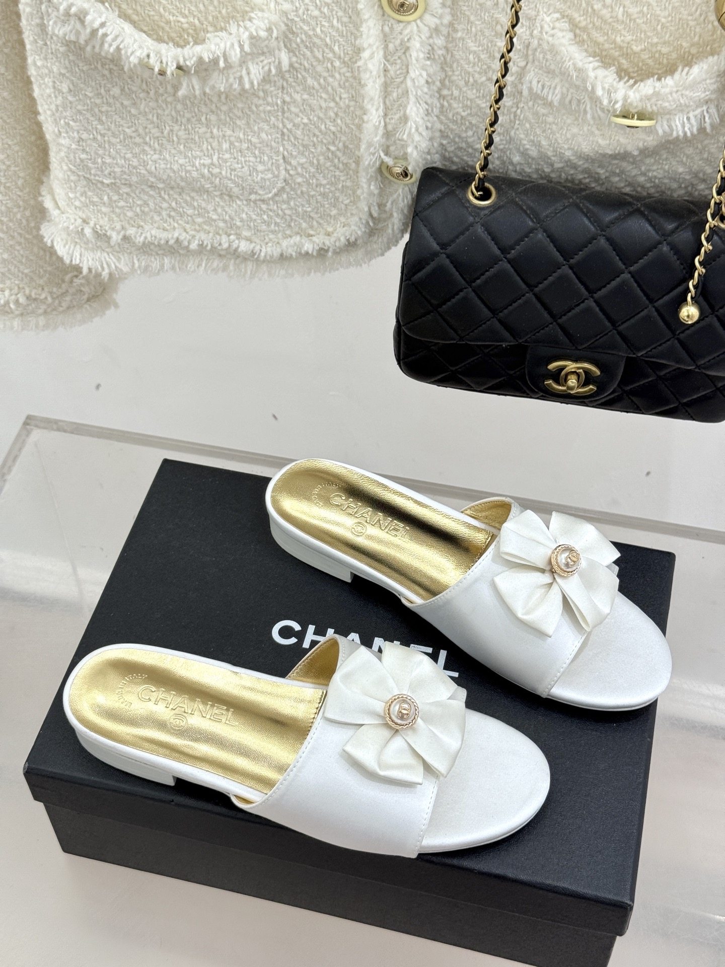 CHANE*｜小香26C双蝴蝶结双C平底高跟拖鞋当科莫湖的晨雾邂逅巴黎星空的浪漫这双拖鞋以刚柔并济的设计