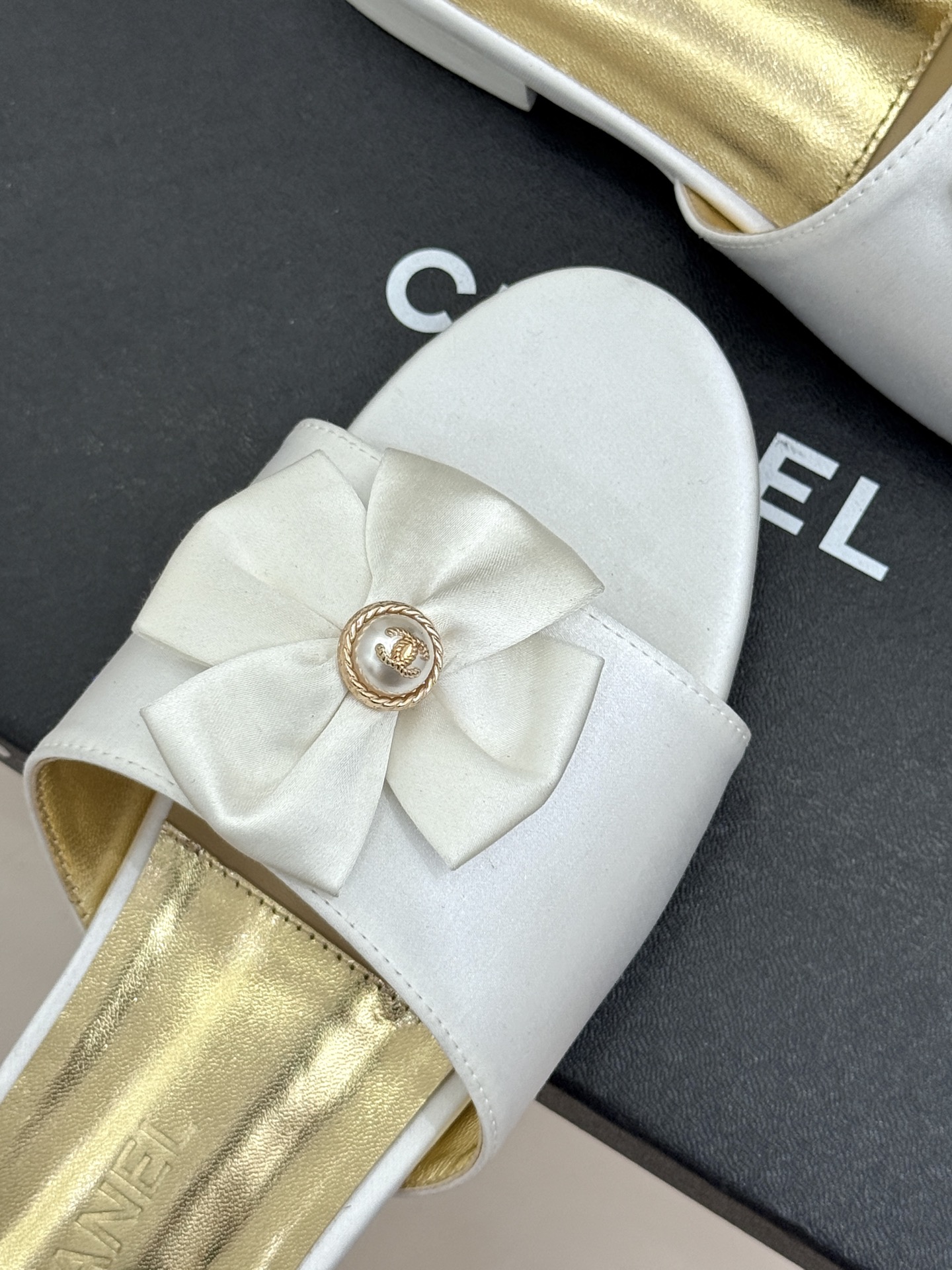 CHANE*｜小香26C双蝴蝶结双C平底高跟拖鞋当科莫湖的晨雾邂逅巴黎星空的浪漫这双拖鞋以刚柔并济的设计