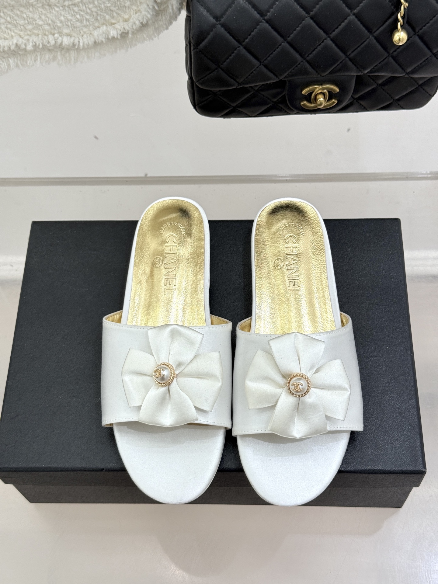 CHANE*｜小香26C双蝴蝶结双C平底高跟拖鞋当科莫湖的晨雾邂逅巴黎星空的浪漫这双拖鞋以刚柔并济的设计