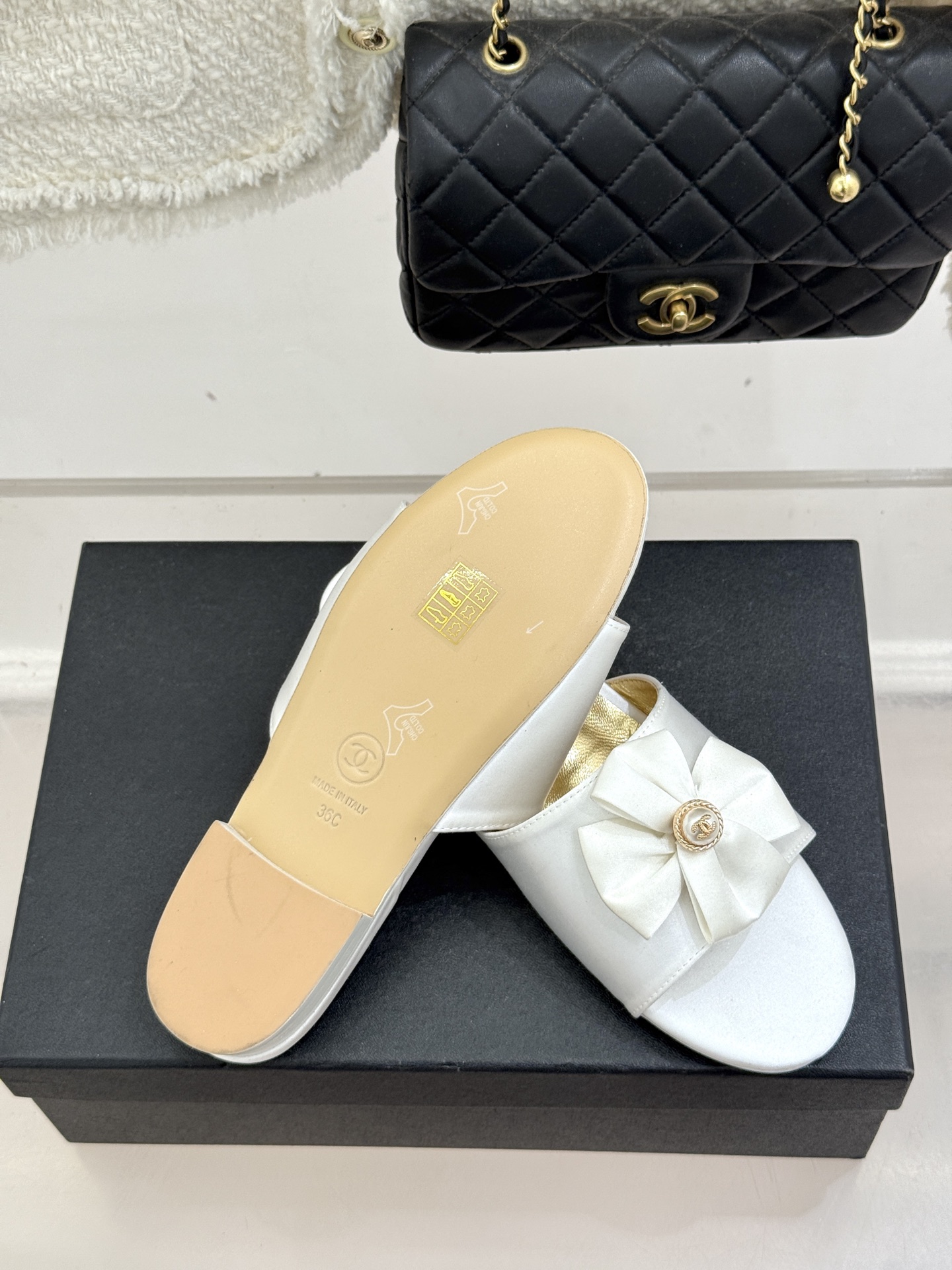 CHANE*｜小香26C双蝴蝶结双C平底高跟拖鞋当科莫湖的晨雾邂逅巴黎星空的浪漫这双拖鞋以刚柔并济的设计