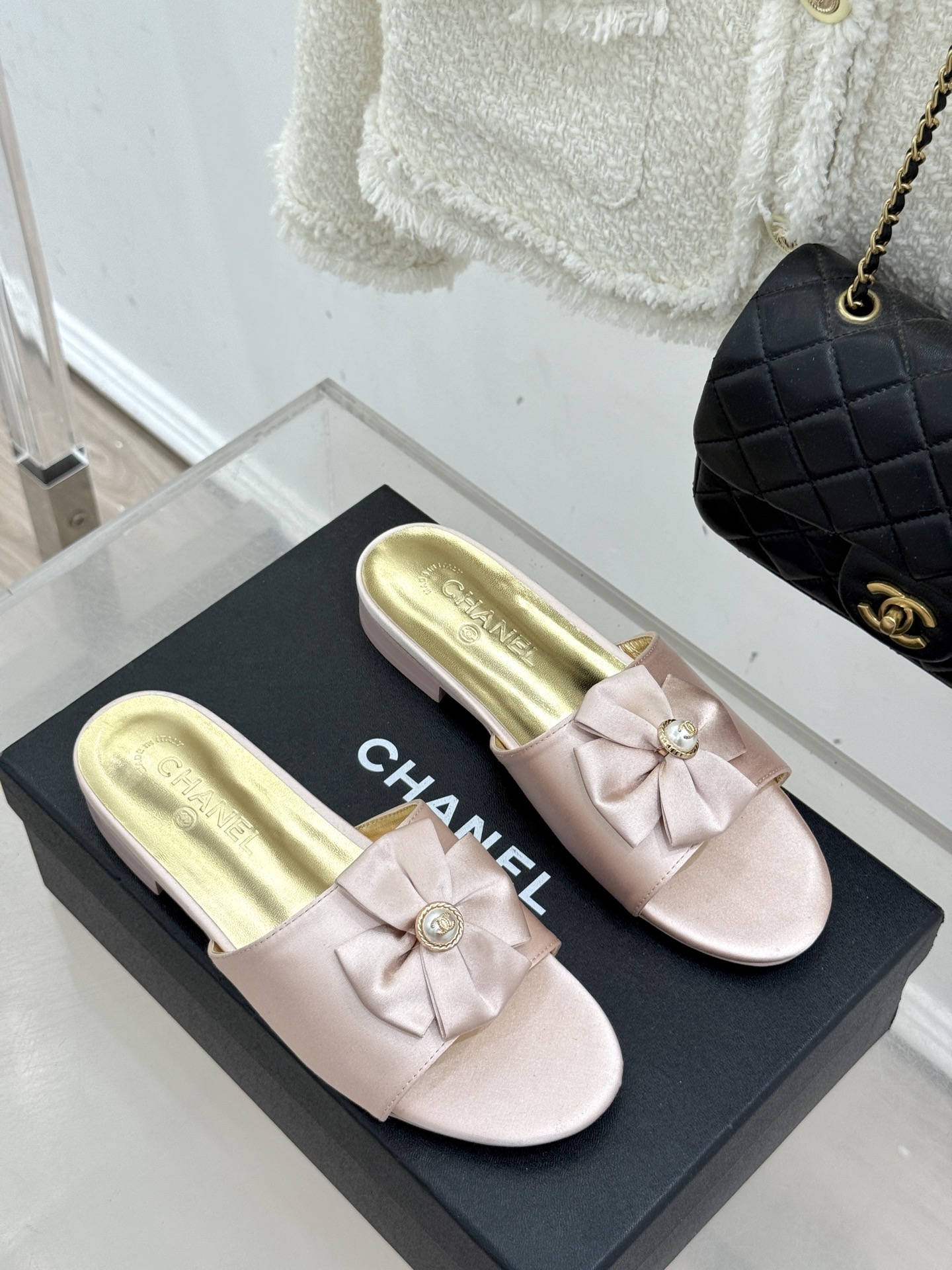 CHANE*｜小香26C双蝴蝶结双C平底高跟拖鞋当科莫湖的晨雾邂逅巴黎星空的浪漫这双拖鞋以刚柔并济的设计