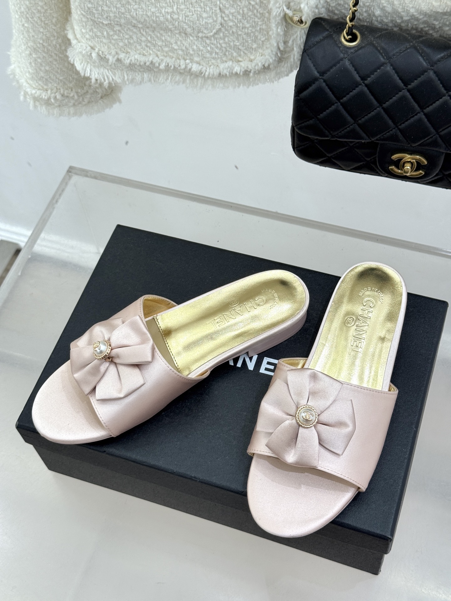 CHANE*｜小香26C双蝴蝶结双C平底高跟拖鞋当科莫湖的晨雾邂逅巴黎星空的浪漫这双拖鞋以刚柔并济的设计