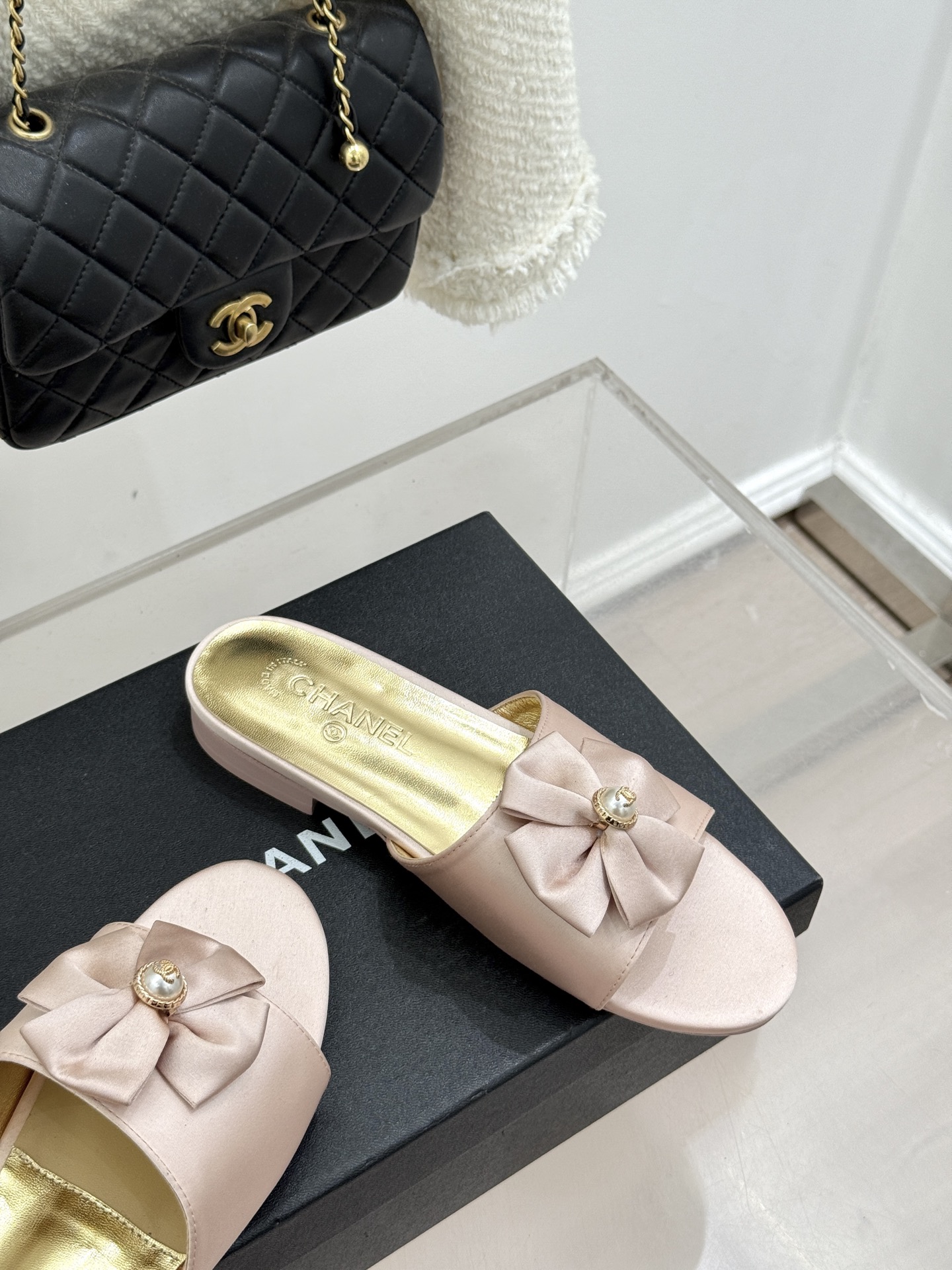 CHANE*｜小香26C双蝴蝶结双C平底高跟拖鞋当科莫湖的晨雾邂逅巴黎星空的浪漫这双拖鞋以刚柔并济的设计