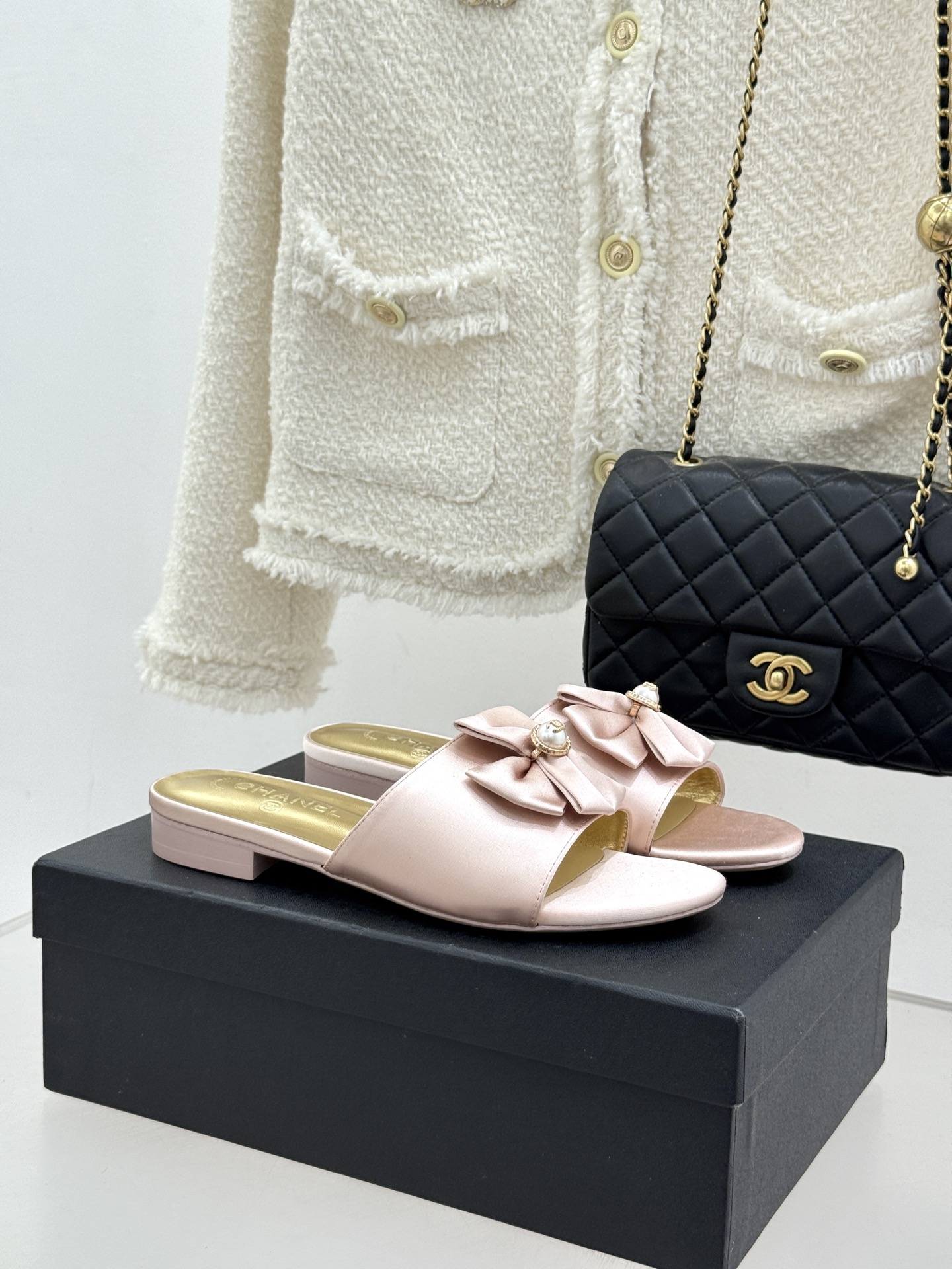 CHANE*｜小香26C双蝴蝶结双C平底高跟拖鞋当科莫湖的晨雾邂逅巴黎星空的浪漫这双拖鞋以刚柔并济的设计