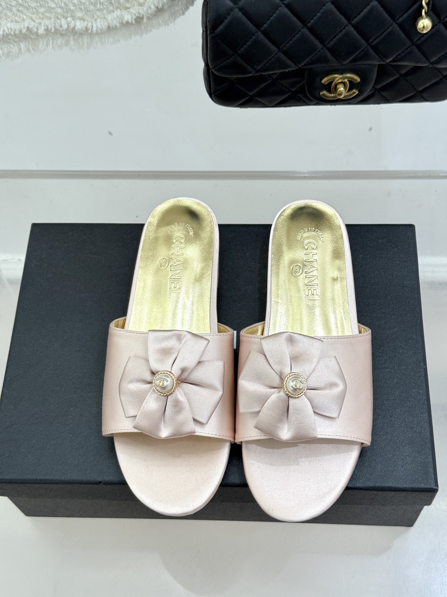 CHANE*｜小香26C双蝴蝶结双C平底高跟拖鞋当科莫湖的晨雾邂逅巴黎星空的浪漫这双拖鞋以刚柔并济的设计