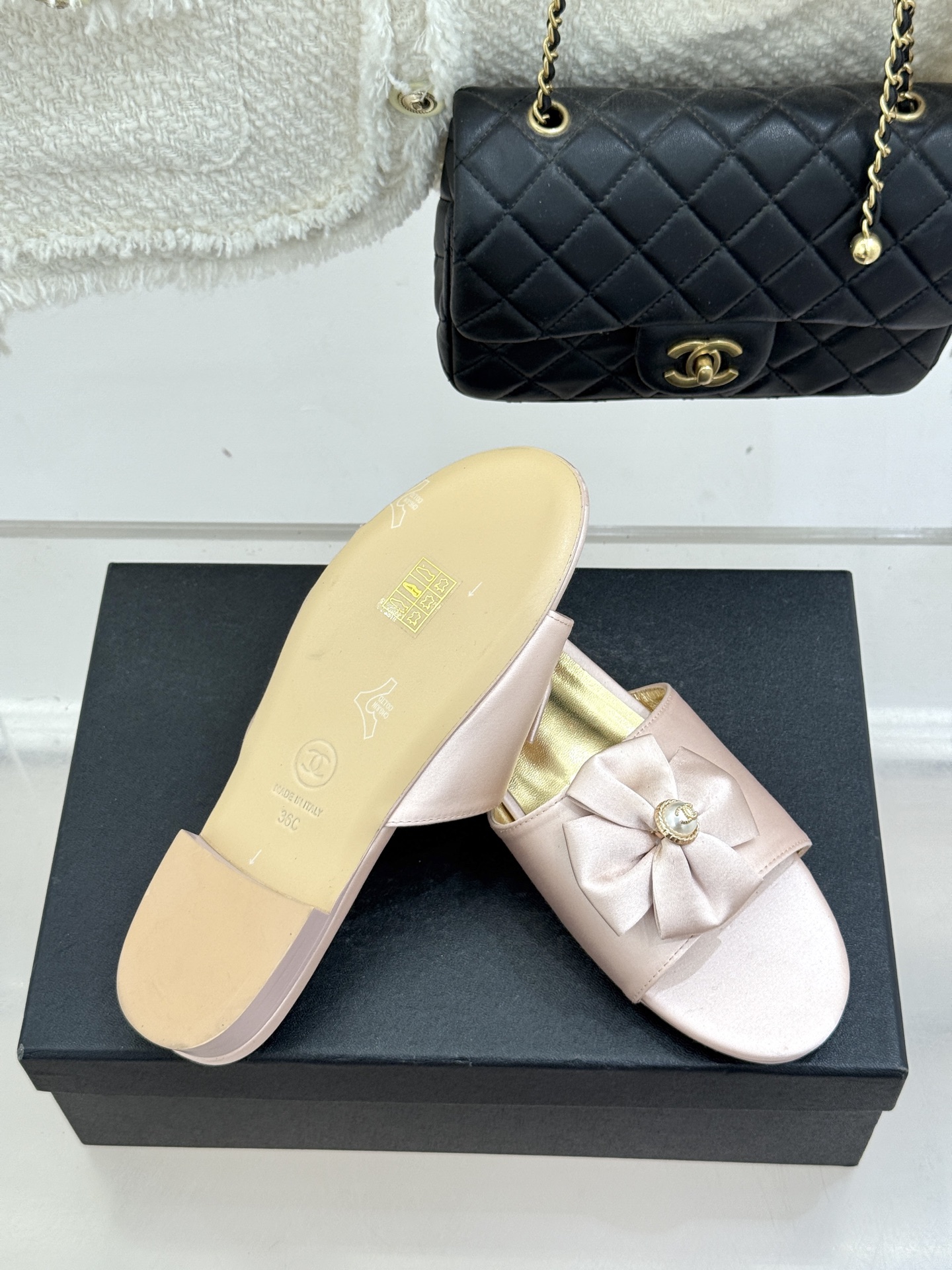 CHANE*｜小香26C双蝴蝶结双C平底高跟拖鞋当科莫湖的晨雾邂逅巴黎星空的浪漫这双拖鞋以刚柔并济的设计