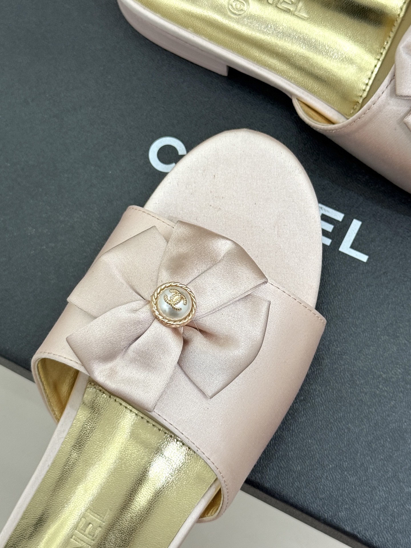 CHANE*｜小香26C双蝴蝶结双C平底高跟拖鞋当科莫湖的晨雾邂逅巴黎星空的浪漫这双拖鞋以刚柔并济的设计