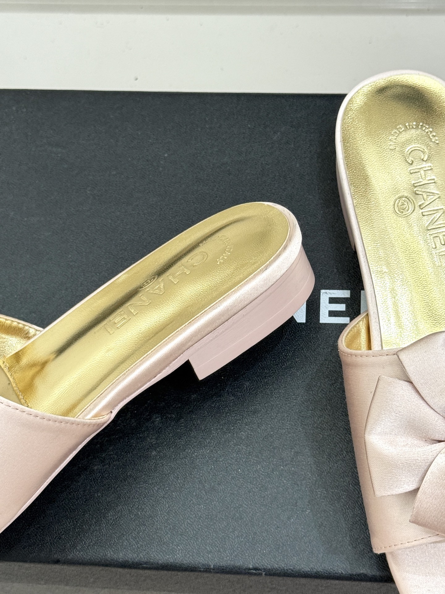 CHANE*｜小香26C双蝴蝶结双C平底高跟拖鞋当科莫湖的晨雾邂逅巴黎星空的浪漫这双拖鞋以刚柔并济的设计