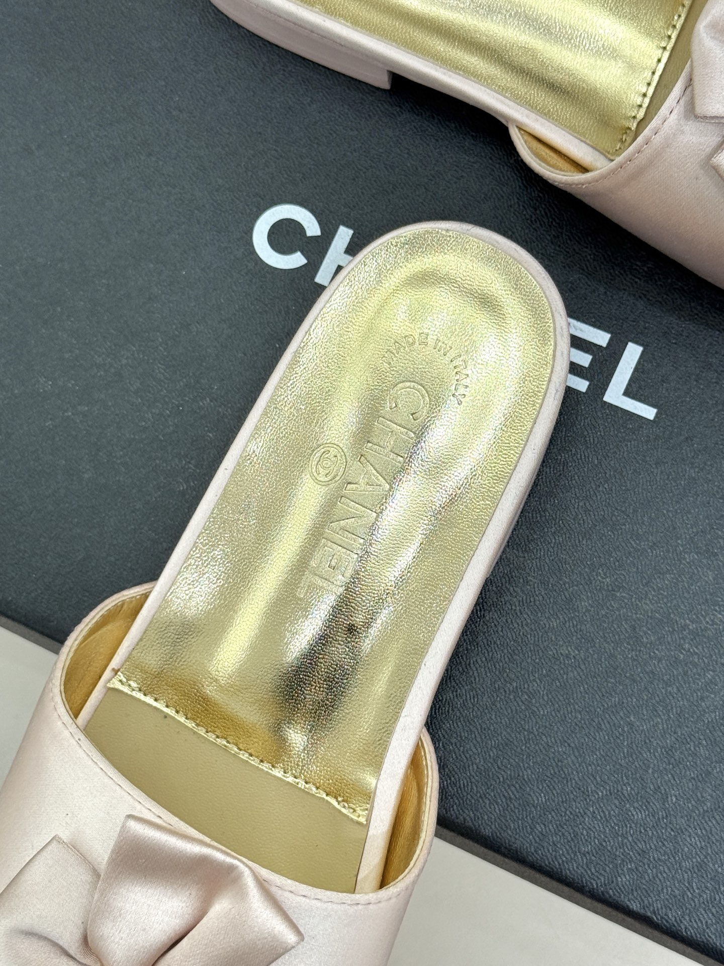 CHANE*｜小香26C双蝴蝶结双C平底高跟拖鞋当科莫湖的晨雾邂逅巴黎星空的浪漫这双拖鞋以刚柔并济的设计