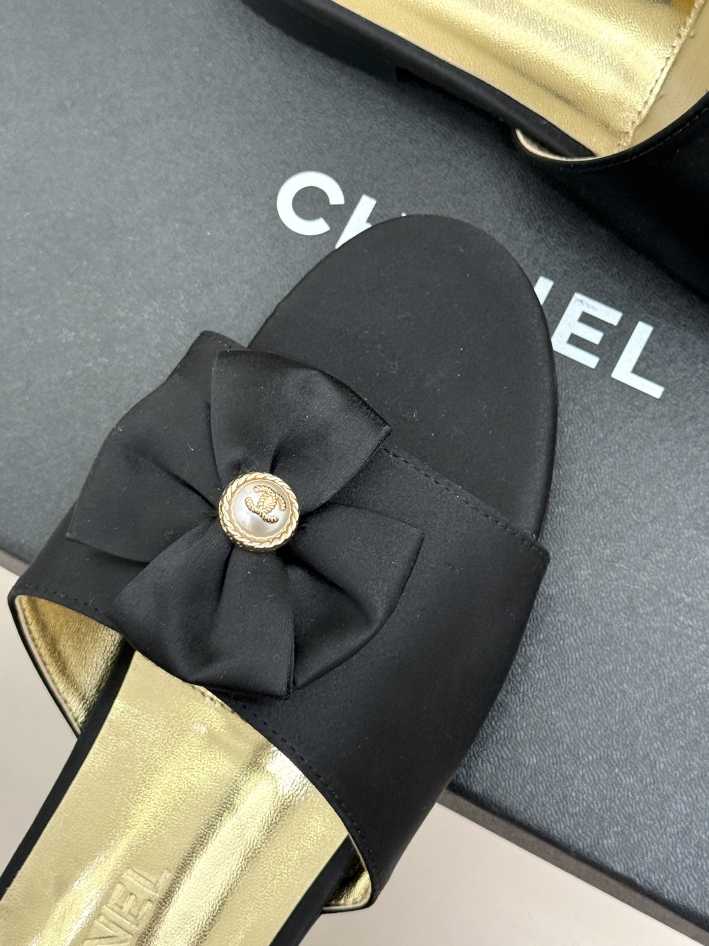 CHANE*｜小香26C双蝴蝶结双C平底高跟拖鞋当科莫湖的晨雾邂逅巴黎星空的浪漫这双拖鞋以刚柔并济的设计