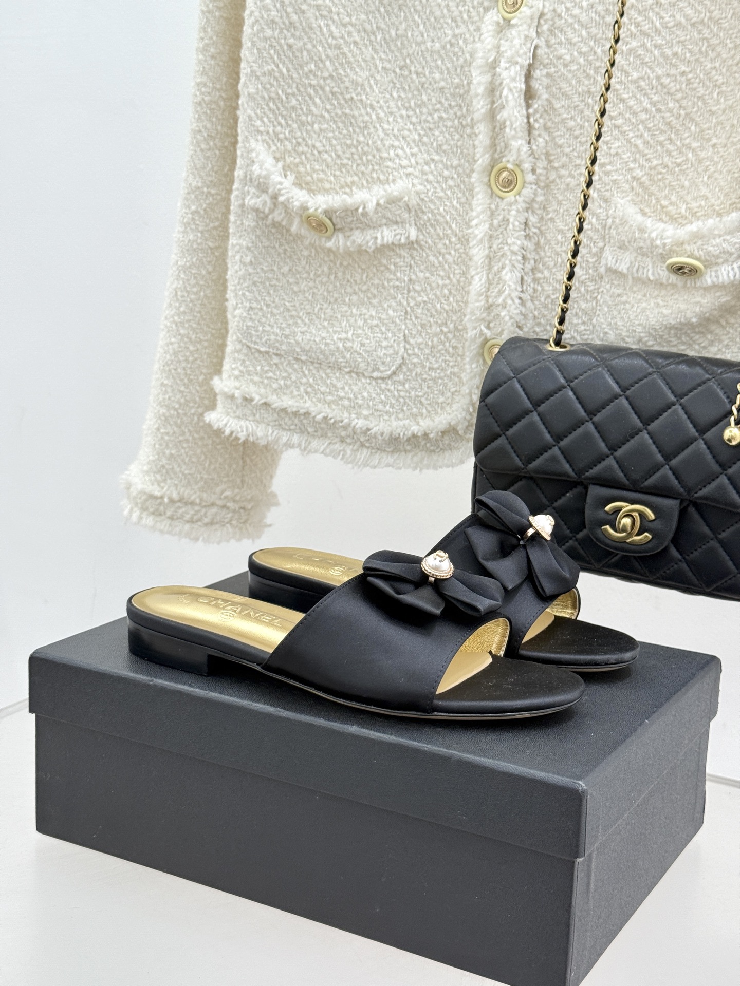 NO:706499,CHANE*｜Xiaoxiang 26C double bow double C flat high-heeled slippers When the morning mist of Lake Como meets the romance of the Paris starry sky, this pair of slippers uses a design language that combines rigidity and softness to redefine the boundaries between vacation and daily elegance. It continues the brand's aesthetic heritage spanning a century and incorporates the free soul given by Matthieu Blazy, making every step a flowing statement of French elegance. The double bow design at the core of the shoe body hides ingenuity.  Choose from two materials: smooth satin or delicate sheepskin. The three-dimensional tailoring presents a natural fluffy and flexible arc, which is like condensing the flowers of the Chateau d'Este between the feet. The metal Double C Logo inlaid in the center is embellished with fine rhinestones. It reflects the low-key stars under the light and shadow, echoing the inspiration core of the series 'Looking up at the same starry sky'. The 3.5cm exquisite heel is the key to balancing comfort and aura. It not only brings a naturally slimming effect, but also maintains a stable gait like a flat sole.  It has the soft romance of the bow and the classic confidence of the double C Logo. Elegance does not need to be deliberate, and freedom is style.' The fabric is made of original customized silk. The lining of the toes is all sheepskin. Italian imported leather outsole size35-39 (customized 40/41), high heels and slippers, chanel, high heels, slippers, sheepskin, real silk, Leather soles19860909CHANE*｜小香26C双蝴蝶结双C 平底高跟拖鞋 当科莫湖的晨雾邂逅巴黎星空的浪漫 这双拖鞋以刚柔并济的设计语言 重新定义度假与日常的优雅边界. 它延续了品牌跨越百年的美学传承 更融入Matthieu Blazy赋予的自由灵魂 让每一步都成为法式优雅的流动宣言. 鞋身核心的双蝴蝶结设计暗藏巧思 甄选柔滑缎面或细腻羊皮两种材质 立体剪裁呈现自然蓬松的灵动弧度 如同将埃斯特庄园的花卉凝于足间. 中央镶嵌的金属双C Logo点缀细碎水钻 在光影下折射出低调星芒 呼应系列“仰望同一片星空”的灵感内核. 3.5cm精巧鞋跟是平衡舒适与气场的关键 既带来自然增高的显瘦效果 又保持平底般的稳妥步态 既有蝴蝶结的柔美浪漫 又有双C Logo的经典底气 优雅无需刻意 自在即是格调”. 面料采用原版定制真丝 内里踮脚均为羊皮 意大利进口真皮大底 size35-39（40/41定制）,高跟鞋拖鞋,chanel,high heels,slippers,sheepskin,real silk,Leather soles,Women's Shoes