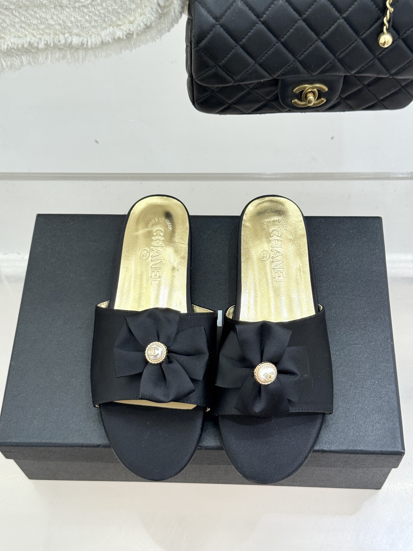 CHANE*｜小香26C双蝴蝶结双C平底高跟拖鞋当科莫湖的晨雾邂逅巴黎星空的浪漫这双拖鞋以刚柔并济的设计