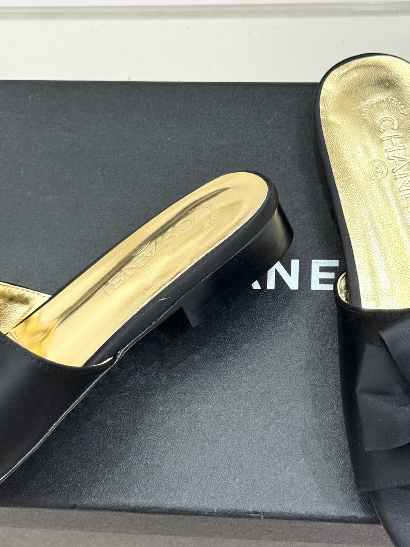 CHANE*｜小香26C双蝴蝶结双C平底高跟拖鞋当科莫湖的晨雾邂逅巴黎星空的浪漫这双拖鞋以刚柔并济的设计