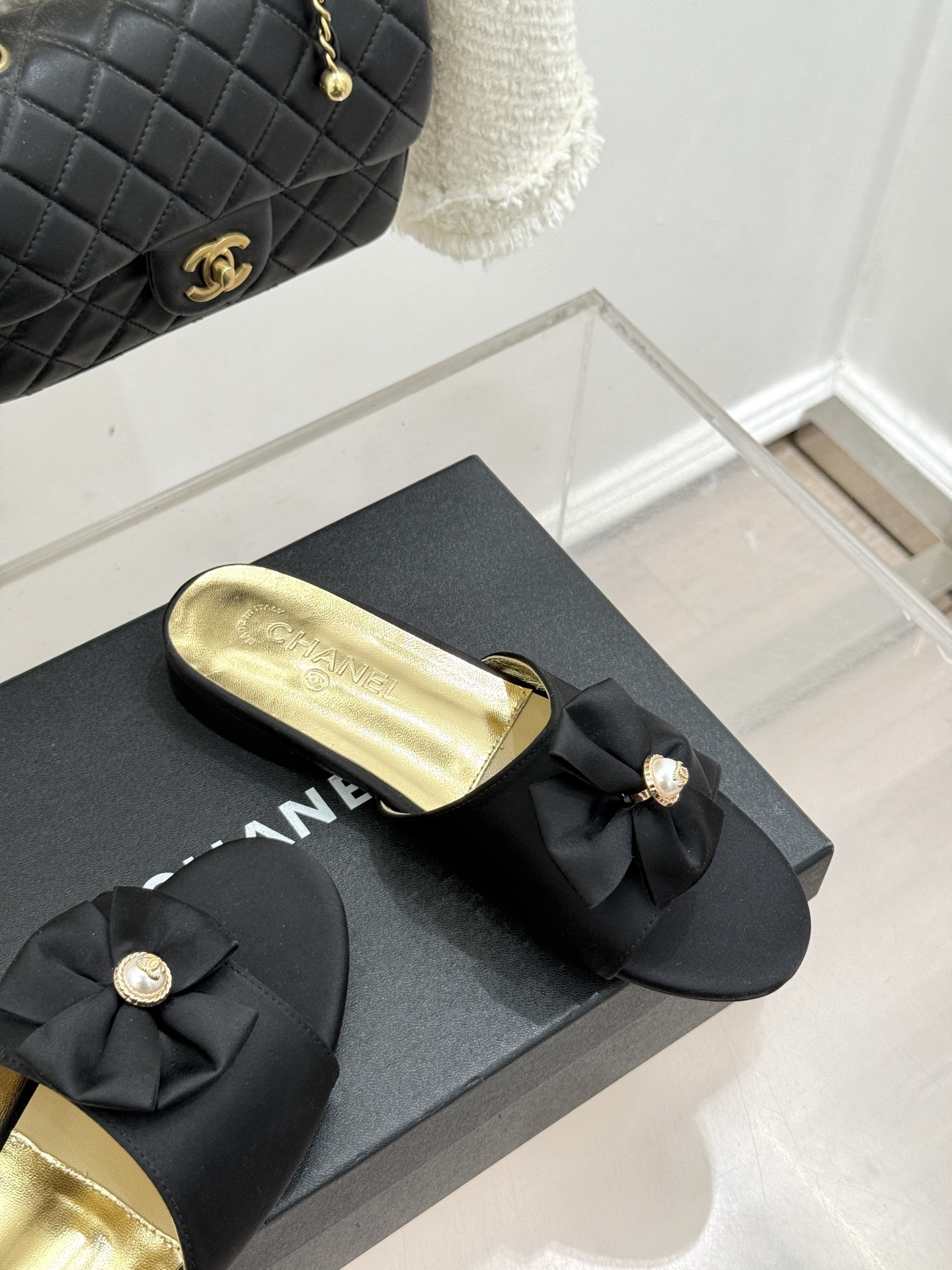 CHANE*｜小香26C双蝴蝶结双C平底高跟拖鞋当科莫湖的晨雾邂逅巴黎星空的浪漫这双拖鞋以刚柔并济的设计