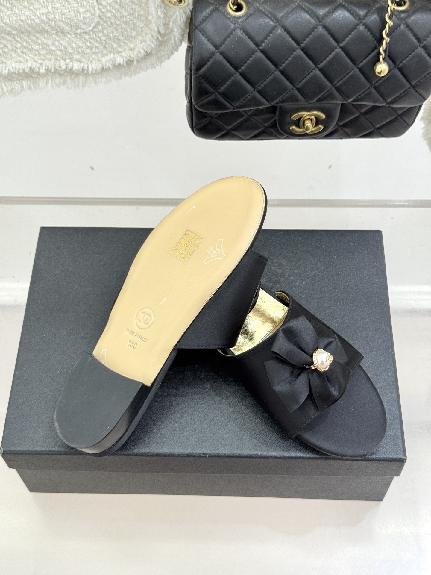 CHANE*｜小香26C双蝴蝶结双C平底高跟拖鞋当科莫湖的晨雾邂逅巴黎星空的浪漫这双拖鞋以刚柔并济的设计