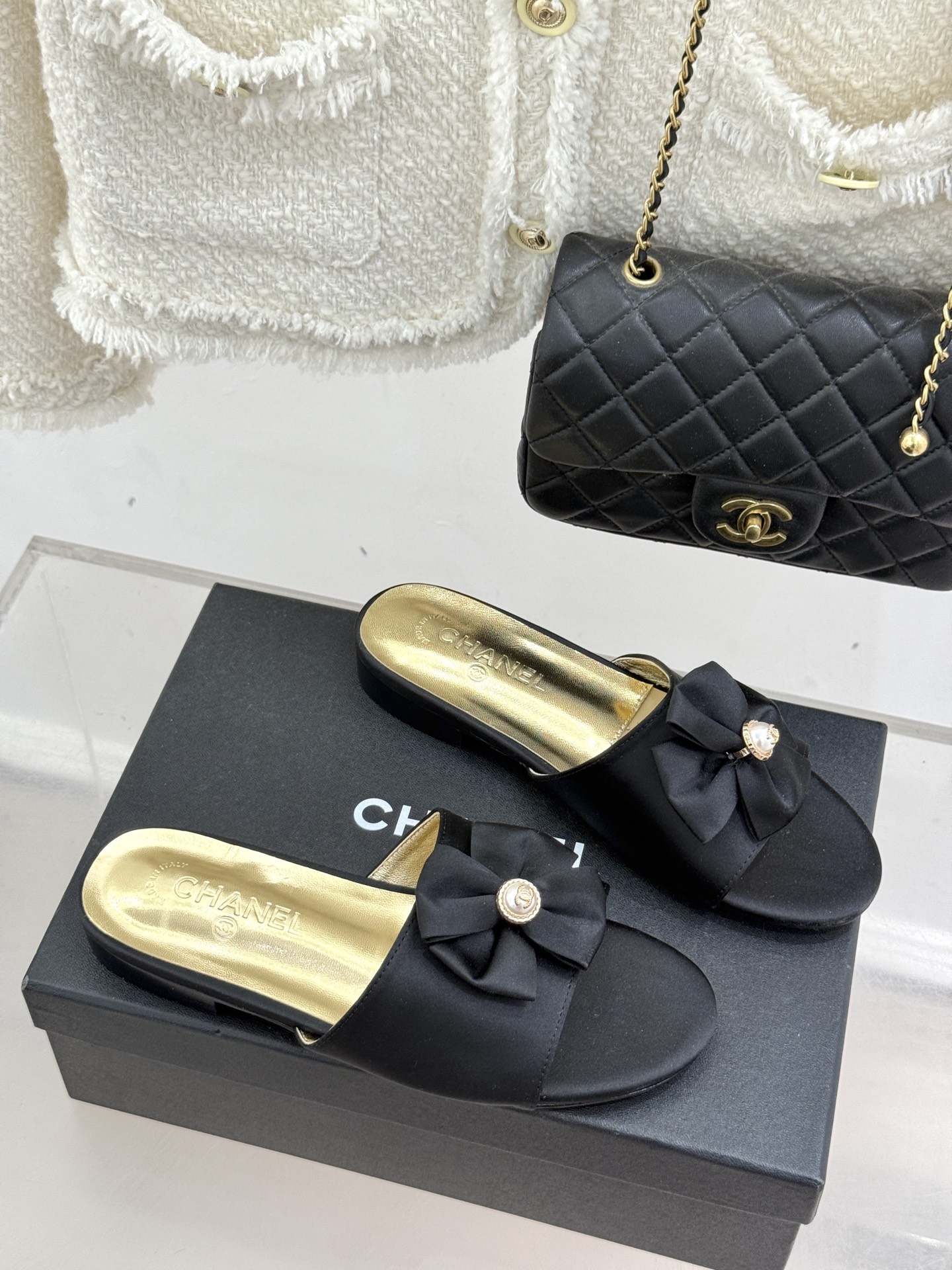 CHANE*｜小香26C双蝴蝶结双C平底高跟拖鞋当科莫湖的晨雾邂逅巴黎星空的浪漫这双拖鞋以刚柔并济的设计