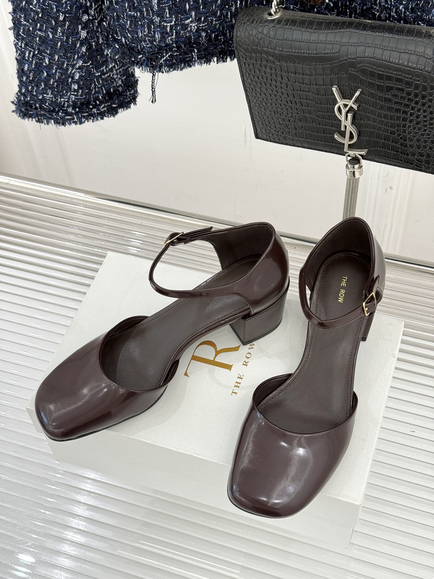 The row256WF早春新品中空平底凉鞋极简主义的设计风格日常随心搭配裙子 裤子 都无敌好看！鞋面采