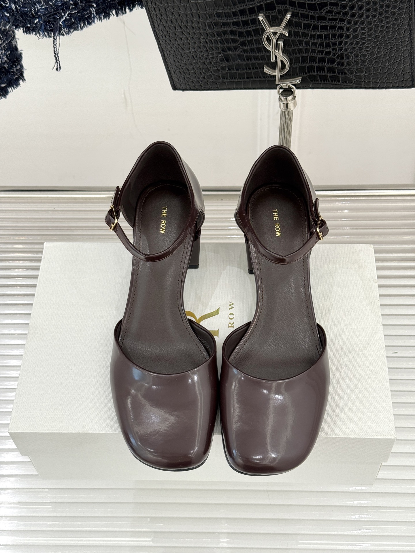 The row256WF早春新品中空平底凉鞋极简主义的设计风格日常随心搭配裙子 裤子 都无敌好看！鞋面采