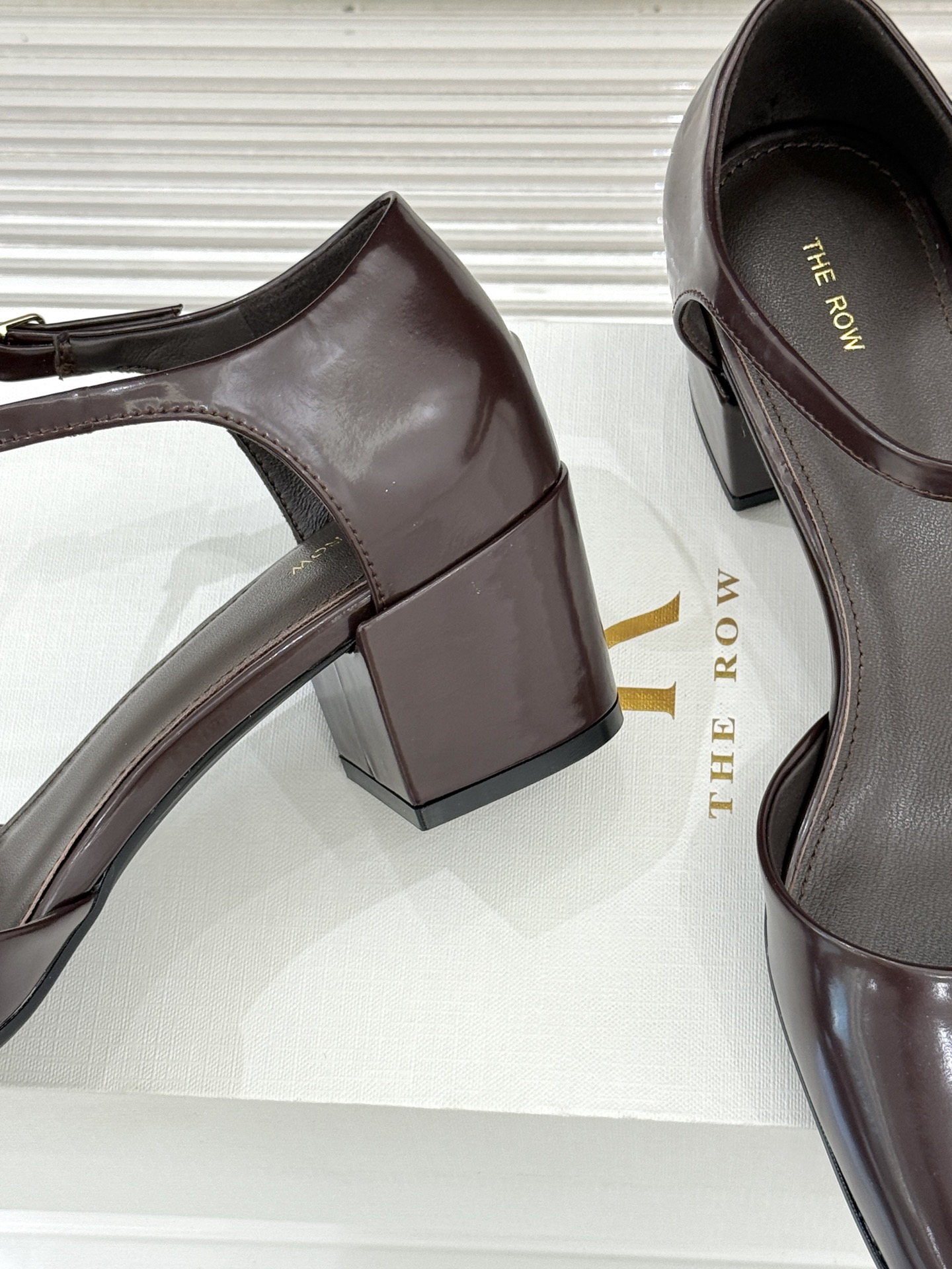 The row256WF早春新品中空平底凉鞋极简主义的设计风格日常随心搭配裙子 裤子 都无敌好看！鞋面采