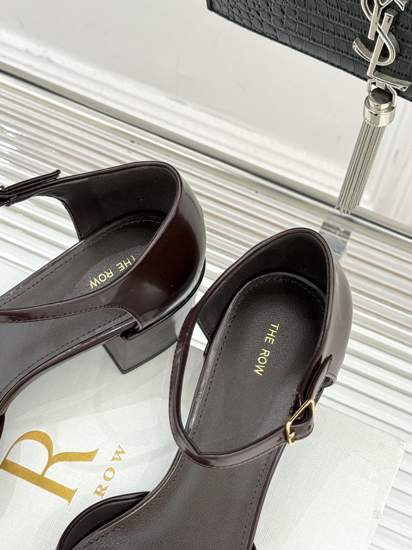 The row256WF早春新品中空平底凉鞋极简主义的设计风格日常随心搭配裙子 裤子 都无敌好看！鞋面采