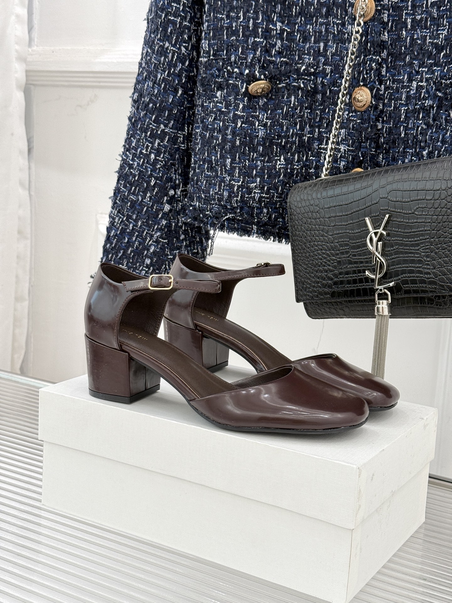 The row256WF早春新品中空平底凉鞋极简主义的设计风格日常随心搭配裙子 裤子 都无敌好看！鞋面采