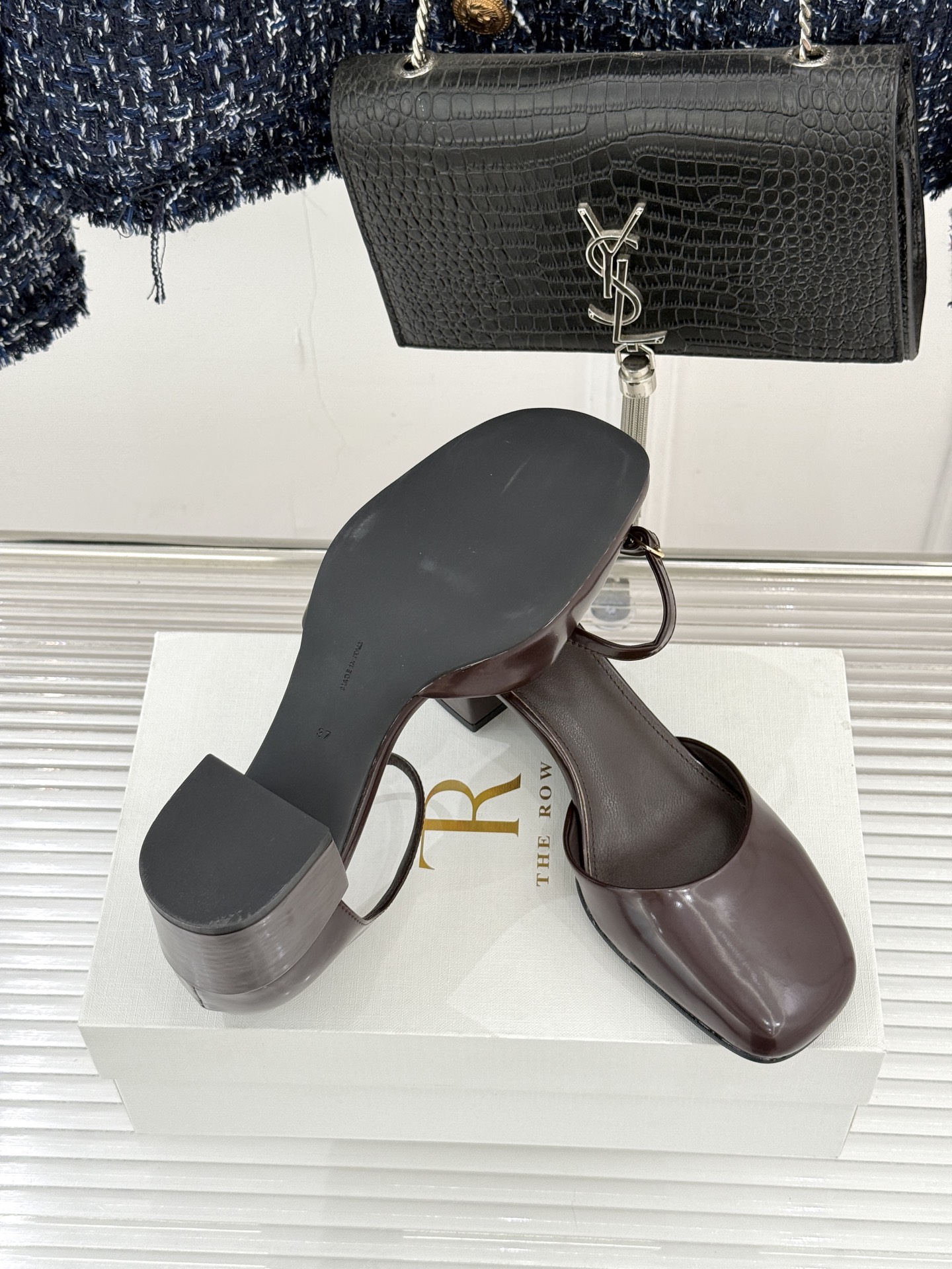 The row256WF早春新品中空平底凉鞋极简主义的设计风格日常随心搭配裙子 裤子 都无敌好看！鞋面采