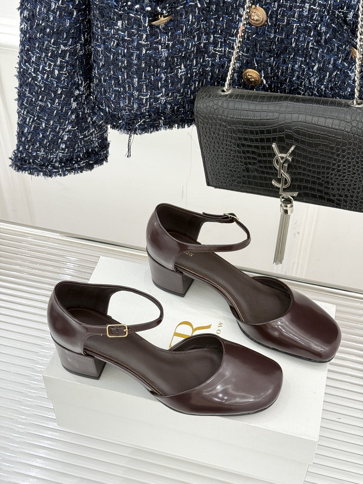 The row256WF早春新品中空平底凉鞋极简主义的设计风格日常随心搭配裙子 裤子 都无敌好看！鞋面采