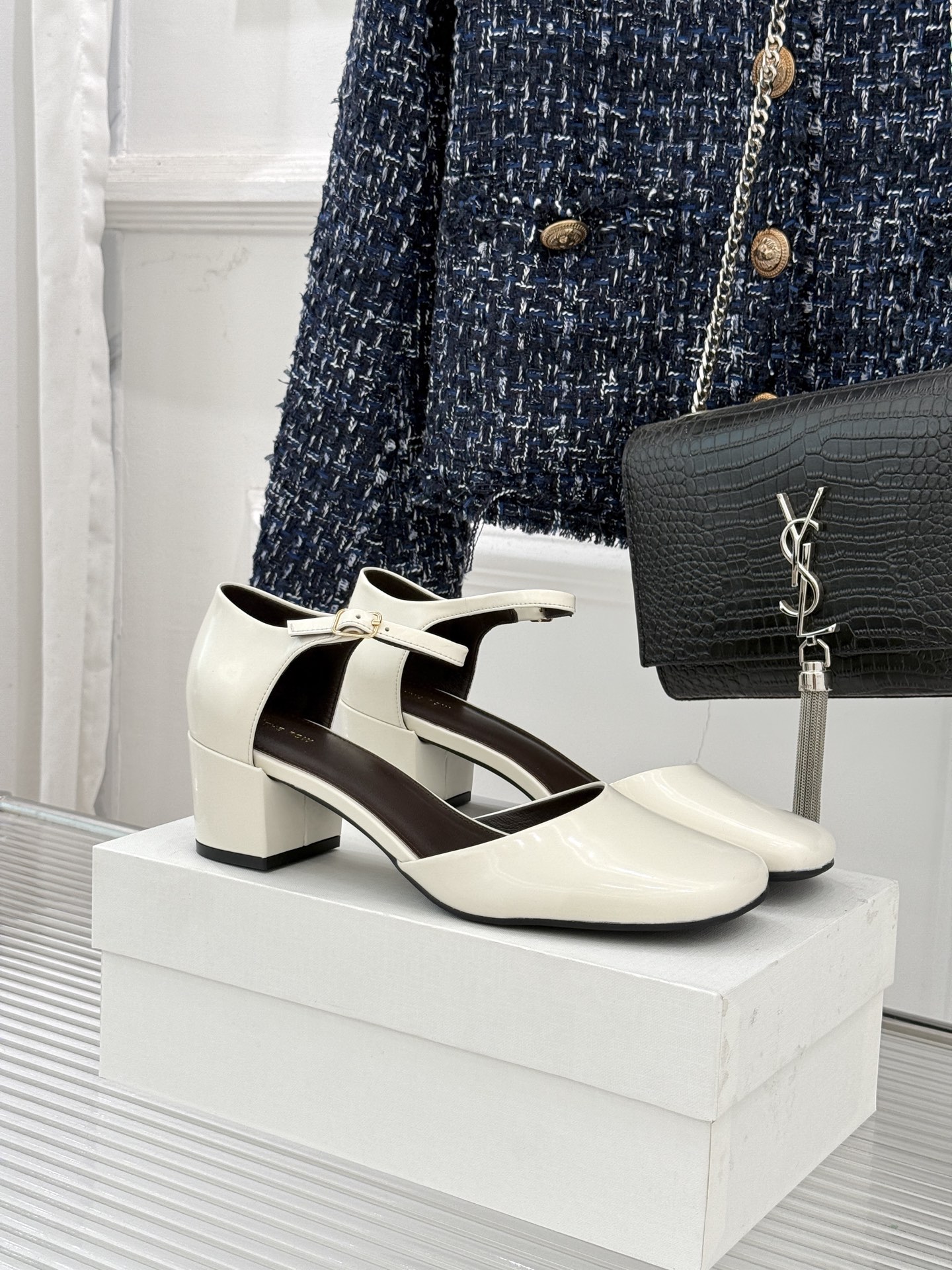 The row256WF早春新品中空平底凉鞋极简主义的设计风格日常随心搭配裙子 裤子 都无敌好看！鞋面采