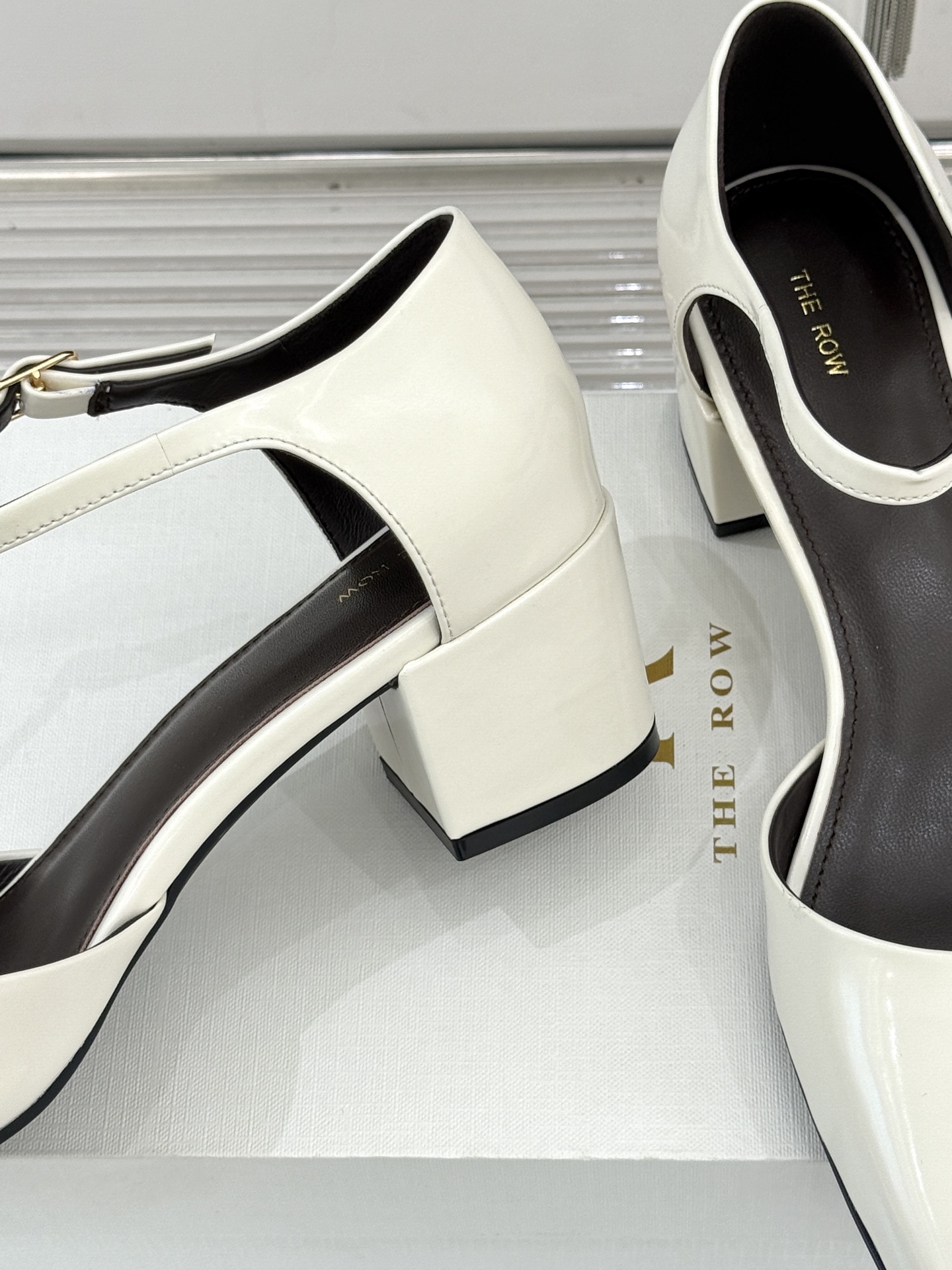 The row256WF早春新品中空平底凉鞋极简主义的设计风格日常随心搭配裙子 裤子 都无敌好看！鞋面采