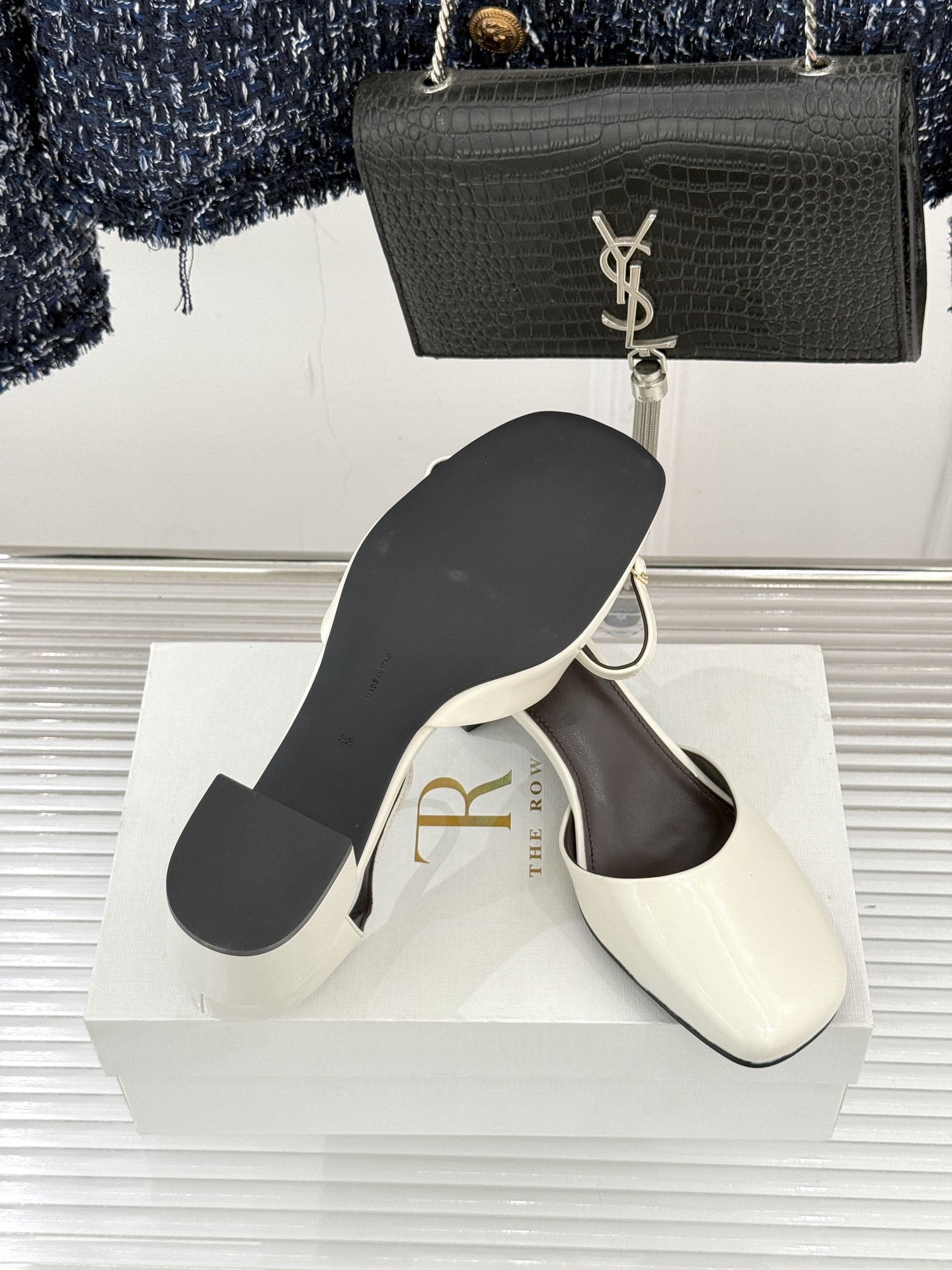 The row256WF早春新品中空平底凉鞋极简主义的设计风格日常随心搭配裙子 裤子 都无敌好看！鞋面采