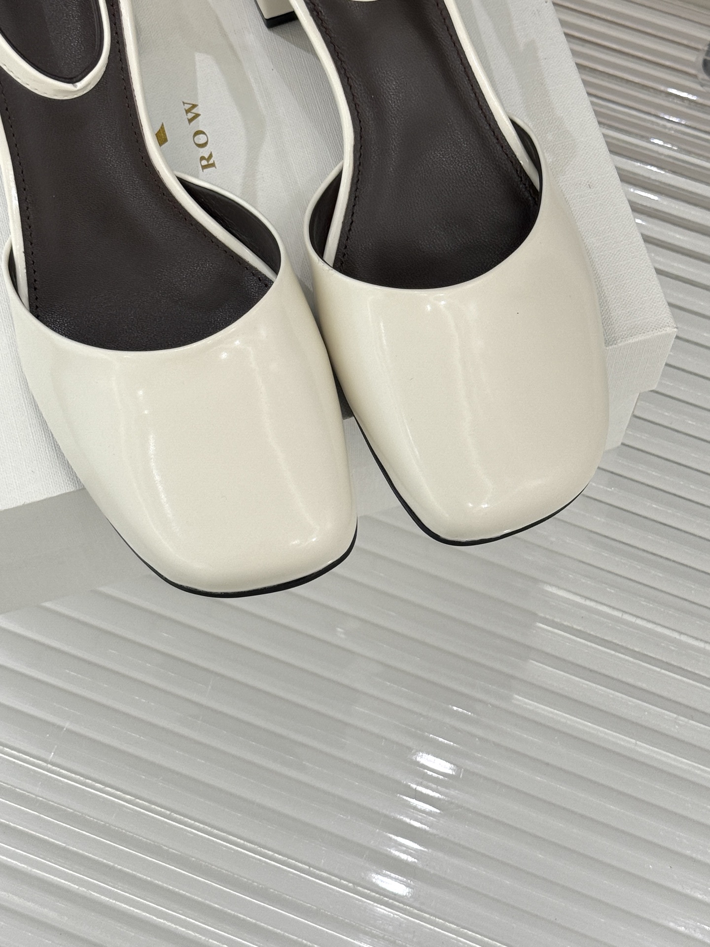 The row256WF早春新品中空平底凉鞋极简主义的设计风格日常随心搭配裙子 裤子 都无敌好看！鞋面采