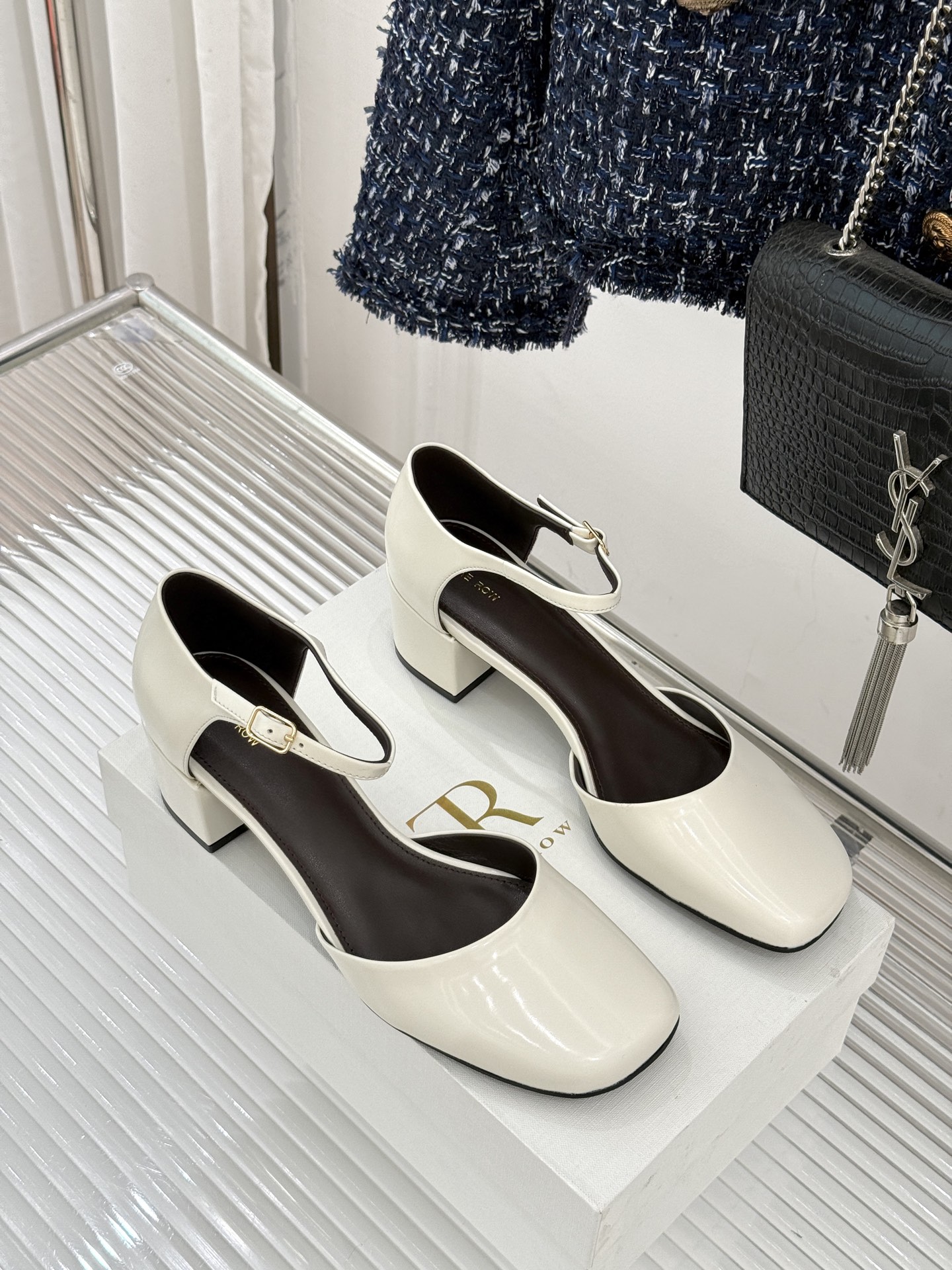 The row256WF早春新品中空平底凉鞋极简主义的设计风格日常随心搭配裙子 裤子 都无敌好看！鞋面采