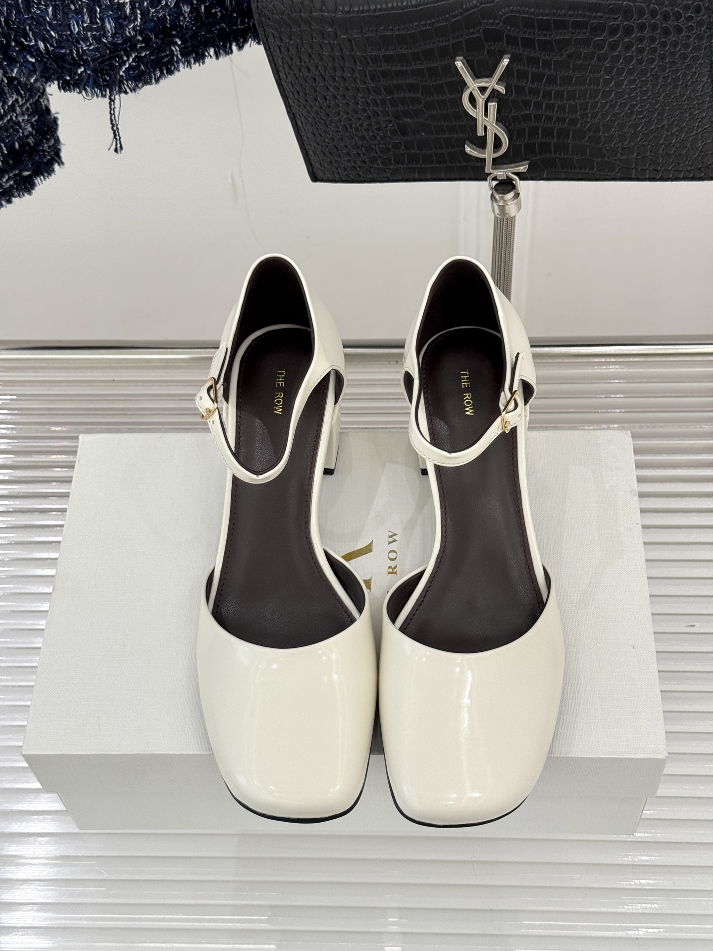 The row256WF早春新品中空平底凉鞋极简主义的设计风格日常随心搭配裙子 裤子 都无敌好看！鞋面采