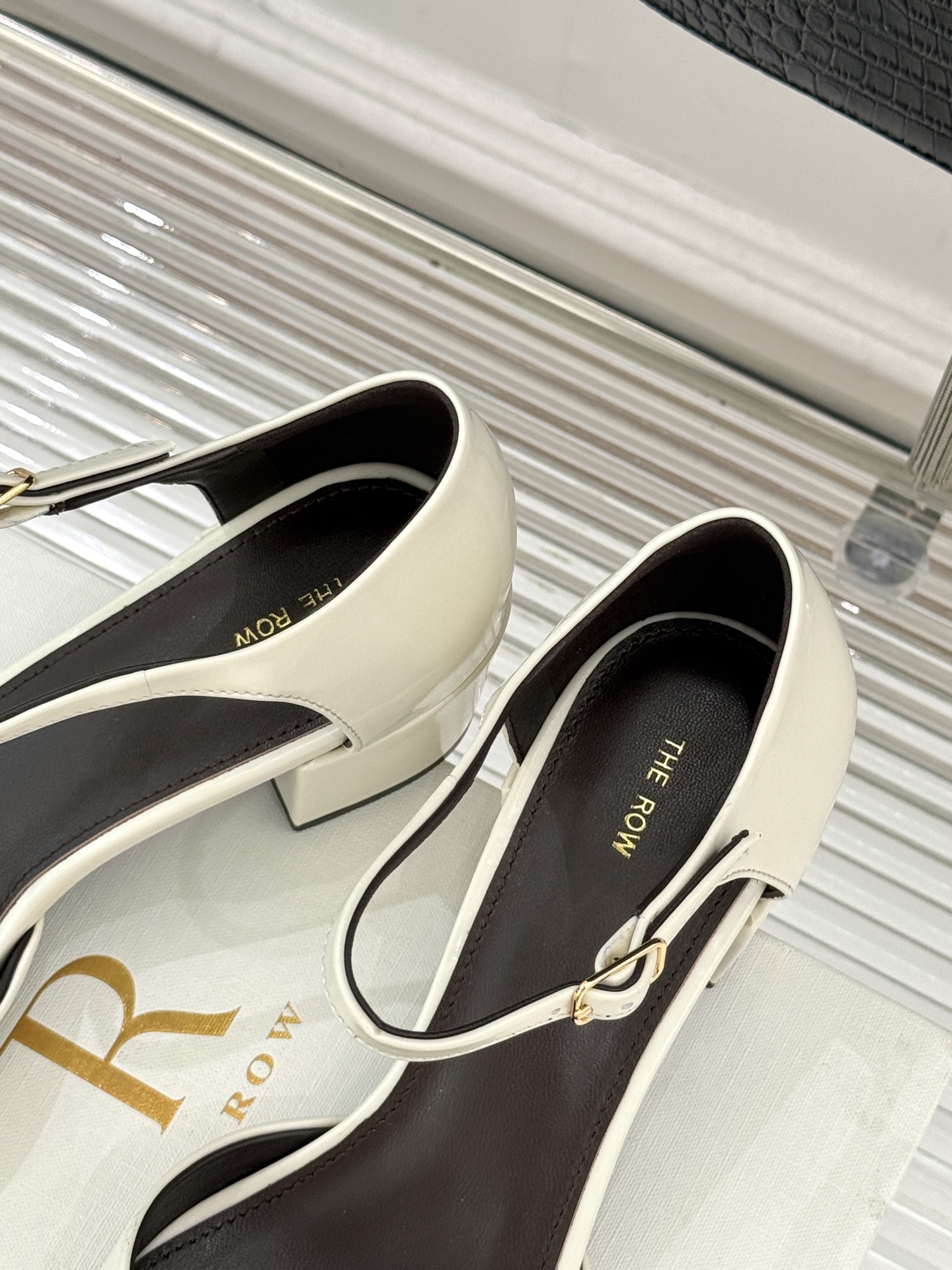 The row256WF早春新品中空平底凉鞋极简主义的设计风格日常随心搭配裙子 裤子 都无敌好看！鞋面采