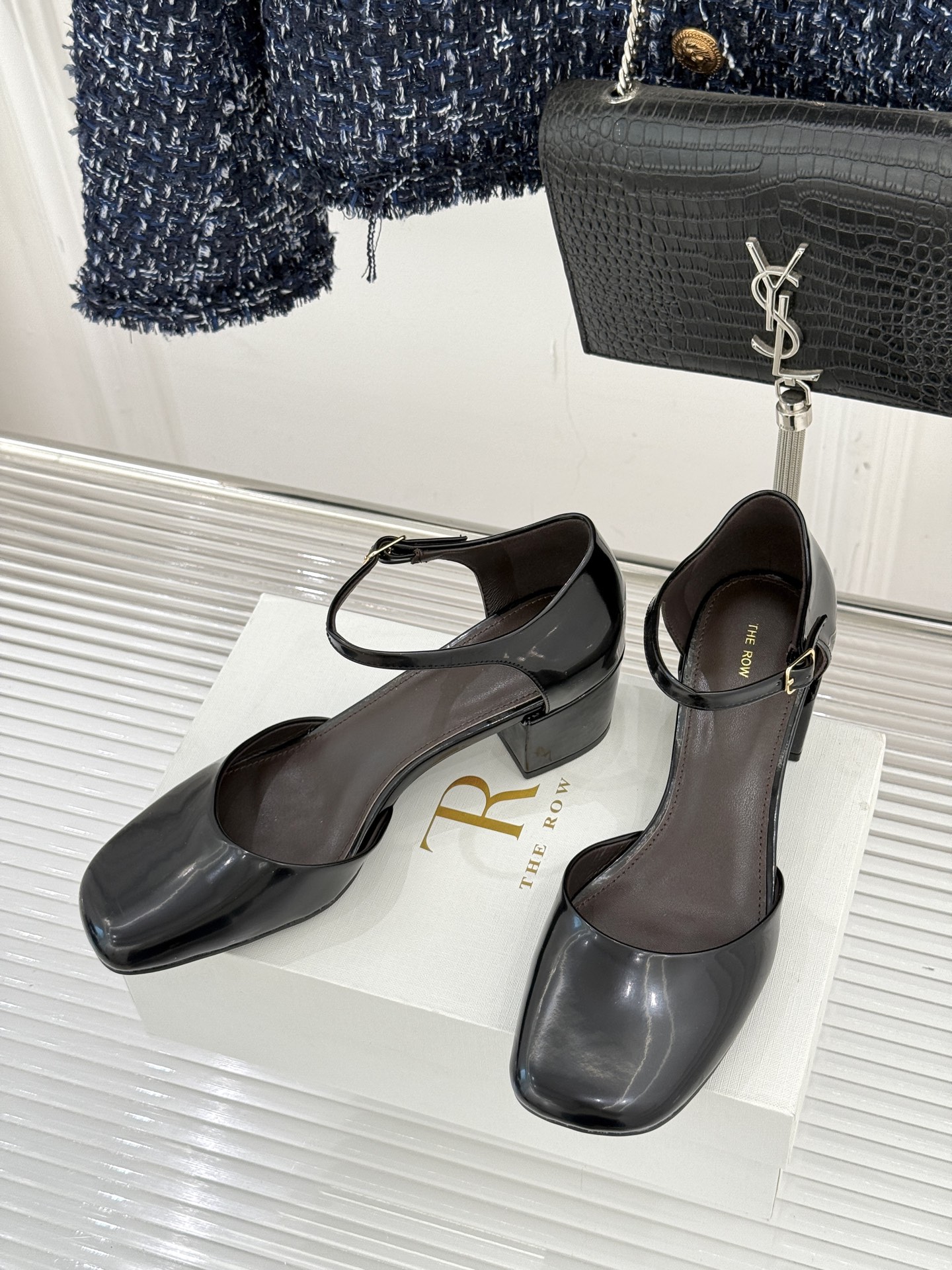 The row256WF早春新品中空平底凉鞋极简主义的设计风格日常随心搭配裙子 裤子 都无敌好看！鞋面采