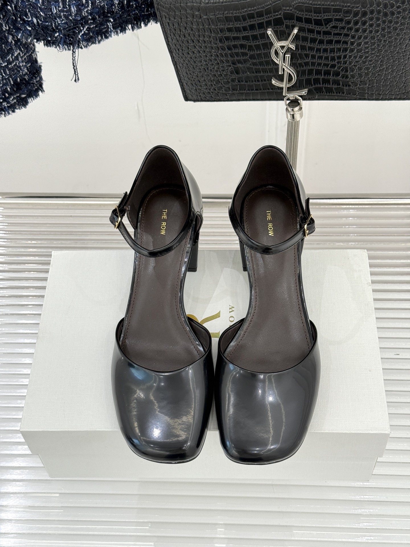 The row256WF早春新品中空平底凉鞋极简主义的设计风格日常随心搭配裙子 裤子 都无敌好看！鞋面采