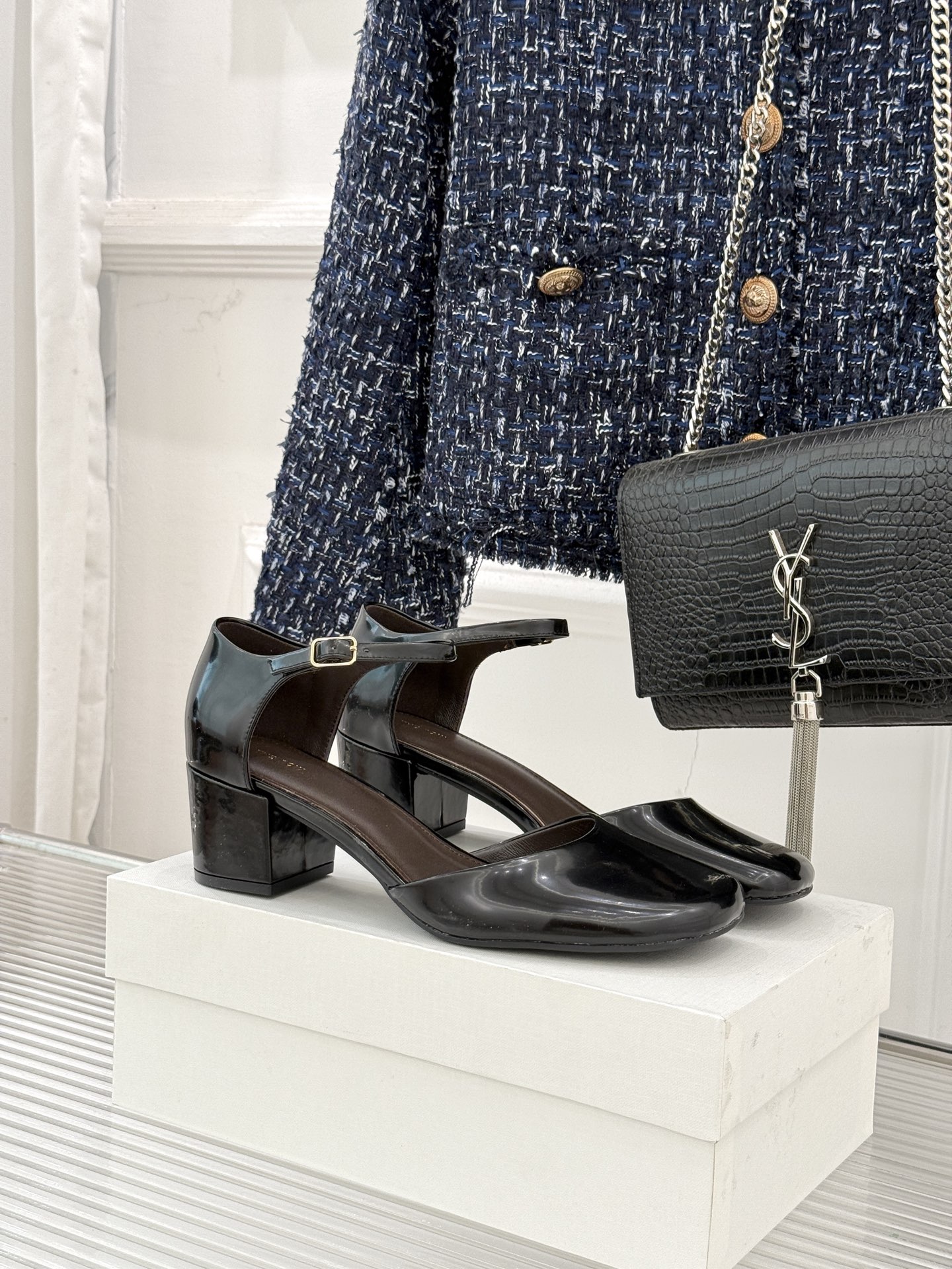 NO:706462,The row256WF early spring new product, hollow flat sandals, minimalist design style, can be paired with skirts and trousers every day, and they all look great!  The upper is made of original customized leather, the lining is mixed sheepskin, and the original cowhide leather outsole imported from Italy is Size35-39 (customized for 40), high-heeled sandals, sandals, high heels, skirts, cowhide, sheepskin19860909The row256WF早春新品 中空平底凉鞋 极简主义的设计风格 日常随心搭配裙子 裤子 都无敌好看！ 鞋面采用原版定制皮料 内里垫脚混种羊皮 原意大利进口牛皮大底 Size35-39（40定制）,高跟鞋凉鞋,sandals,high heels,skirts,cowhide,sheepskin,Women's Shoes