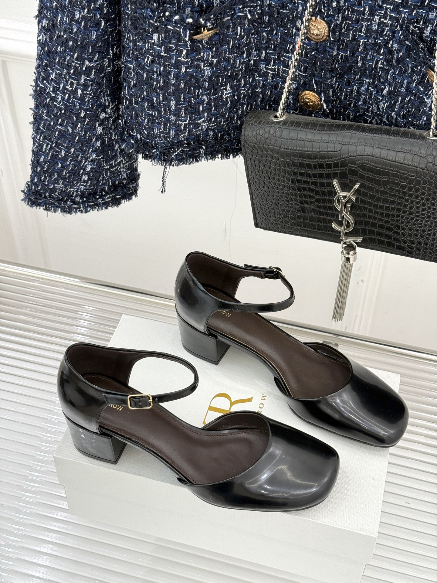 The row256WF早春新品中空平底凉鞋极简主义的设计风格日常随心搭配裙子 裤子 都无敌好看！鞋面采