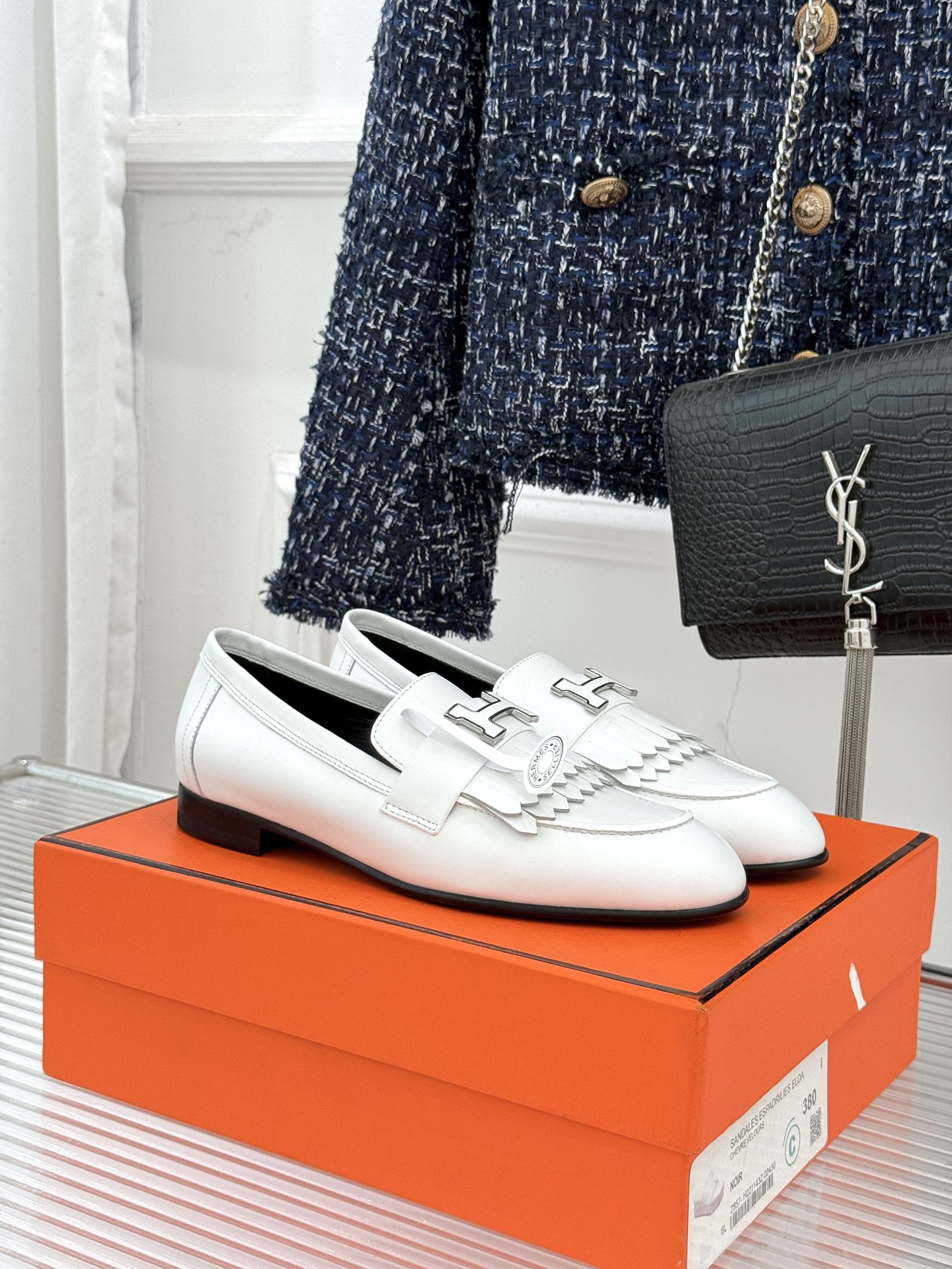 NO:706465,Top version (with original airplane box) Hermès/Hermès classic tassel Kelly buckle loafers. The super versatile shoe shape is very delicate. The pedicure style is durable and exquisite. The first choice for elegant women. The color is very retro. It looks good in autumn and winter. It is simple and elegant. It is very suitable for office workers. The smooth model has the feeling of a business elite. The slightly heel is not too sloppy and will not tire the feet. The leather is exclusive custom calfskin, which is the same as the original version. The original custom hardware buckle  Will not fade and is not easily oxidized. The interior is dyed according to the original mixed sheepskin. It is sweat-absorbent and breathable. Italian imported cowhide outsole. Size 35-39 (34/40/41/42 customized), loafers, hermes, hermes, loafers, cowhide, sheepskin.19860909顶版（配原版飞机盒） Hermès/爱马仕经典流苏Kelly扣乐福鞋 超级百搭款鞋型很秀气 修脚型 耐看又精致 气质女人的首选 颜色很复古 秋冬搭配很好看 简单大气 很适合上班族 光面款有商务精英的感觉 稍微有一点跟不会太邋遢也不会累脚 皮面为独家定制小牛皮 和原版一致 原版定制五金扣 不会掉色不易氧化 内里根据原版定染混种羊皮 吸汗透气 意大利进口牛皮大底 尺码35-39（34/40/41/42定制）,乐福鞋,hermes,hermes,loafers,cowhide,sheepskin,Women's Shoes