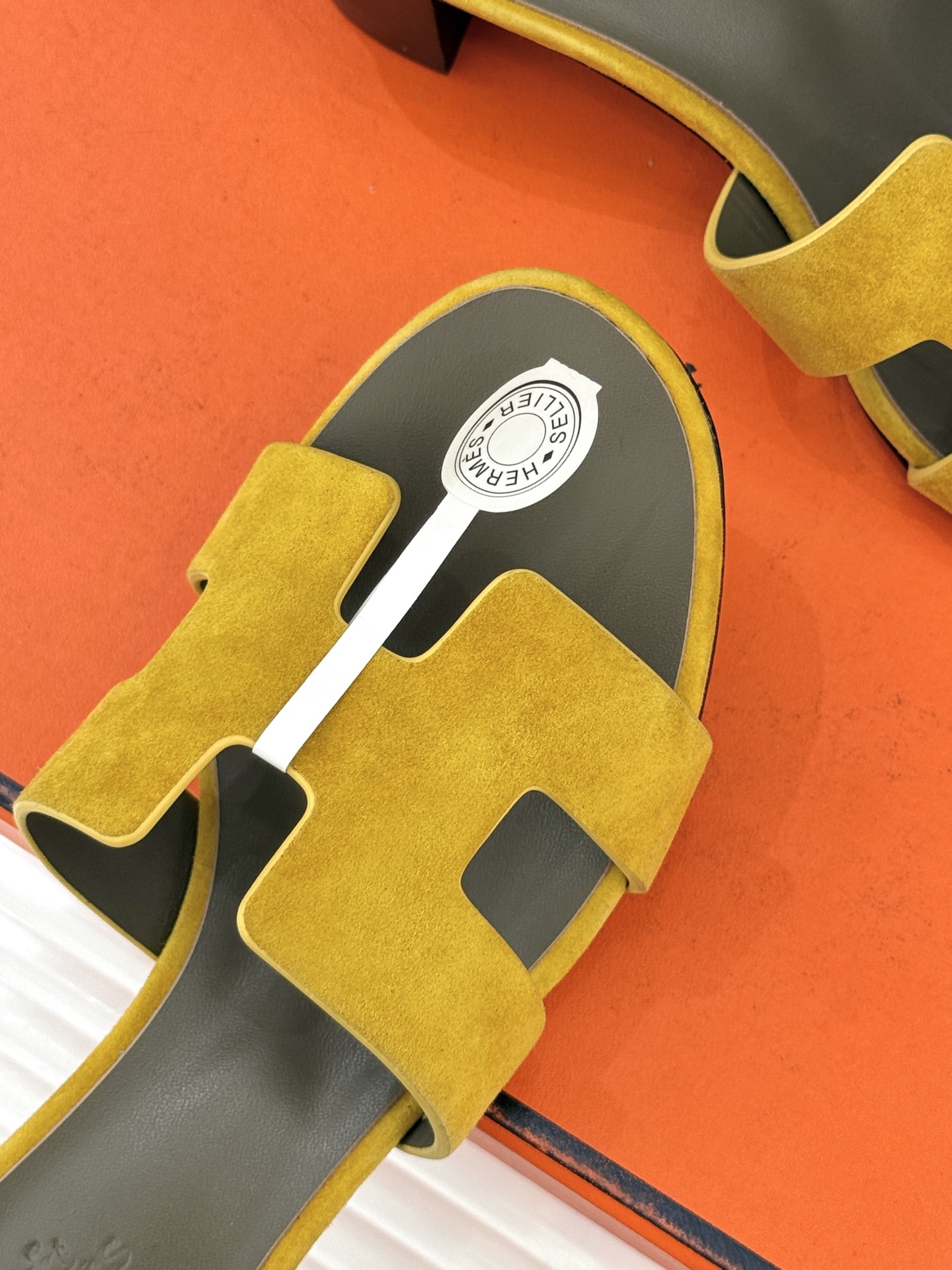 （配原版飞机盒）Hermès/爱马仕万年经典平底粗跟H拖将简约美学与极致工艺完美融合。粗跟设计 赋予你恰