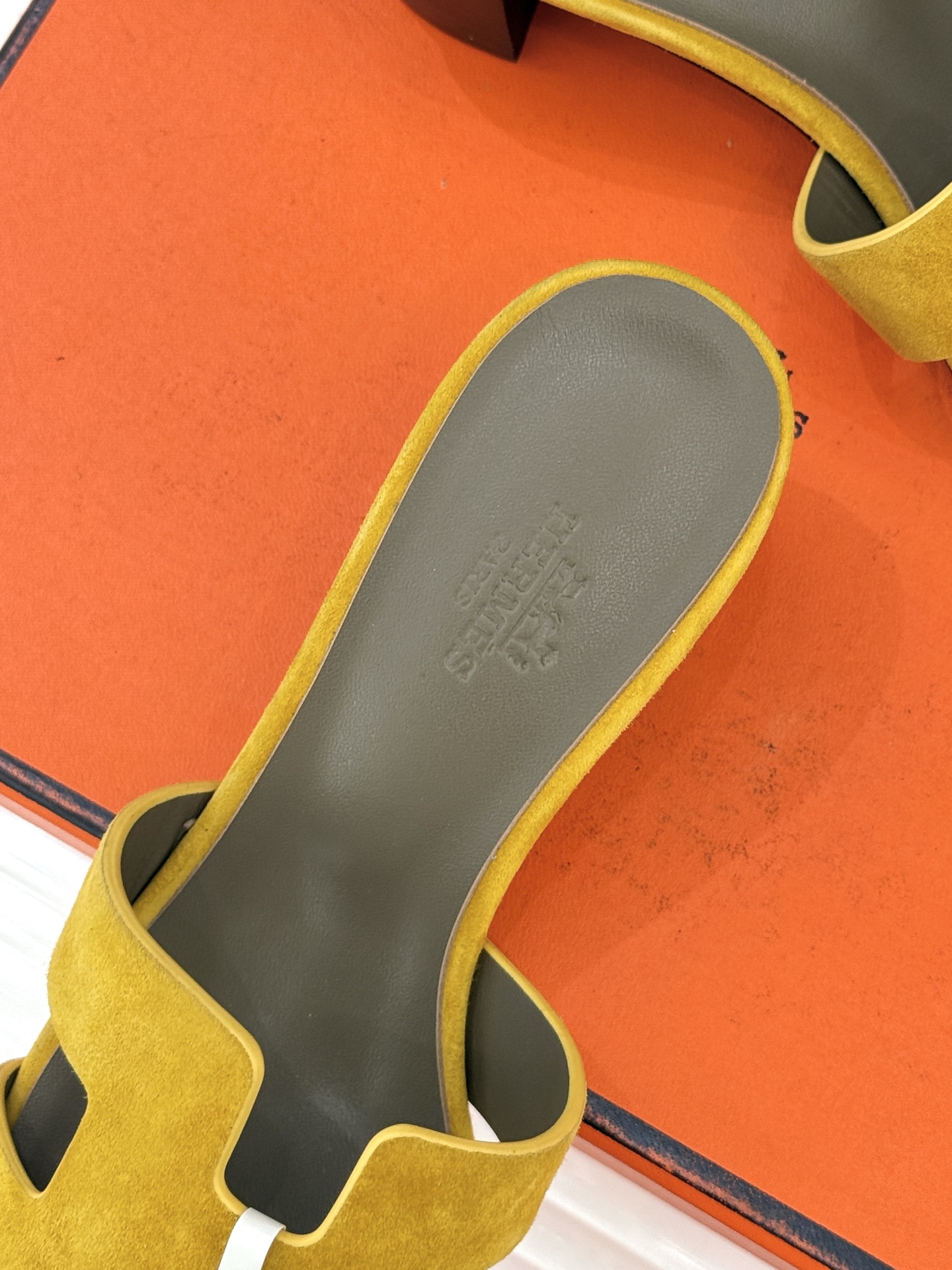 （配原版飞机盒）Hermès/爱马仕万年经典平底粗跟H拖将简约美学与极致工艺完美融合。粗跟设计 赋予你恰