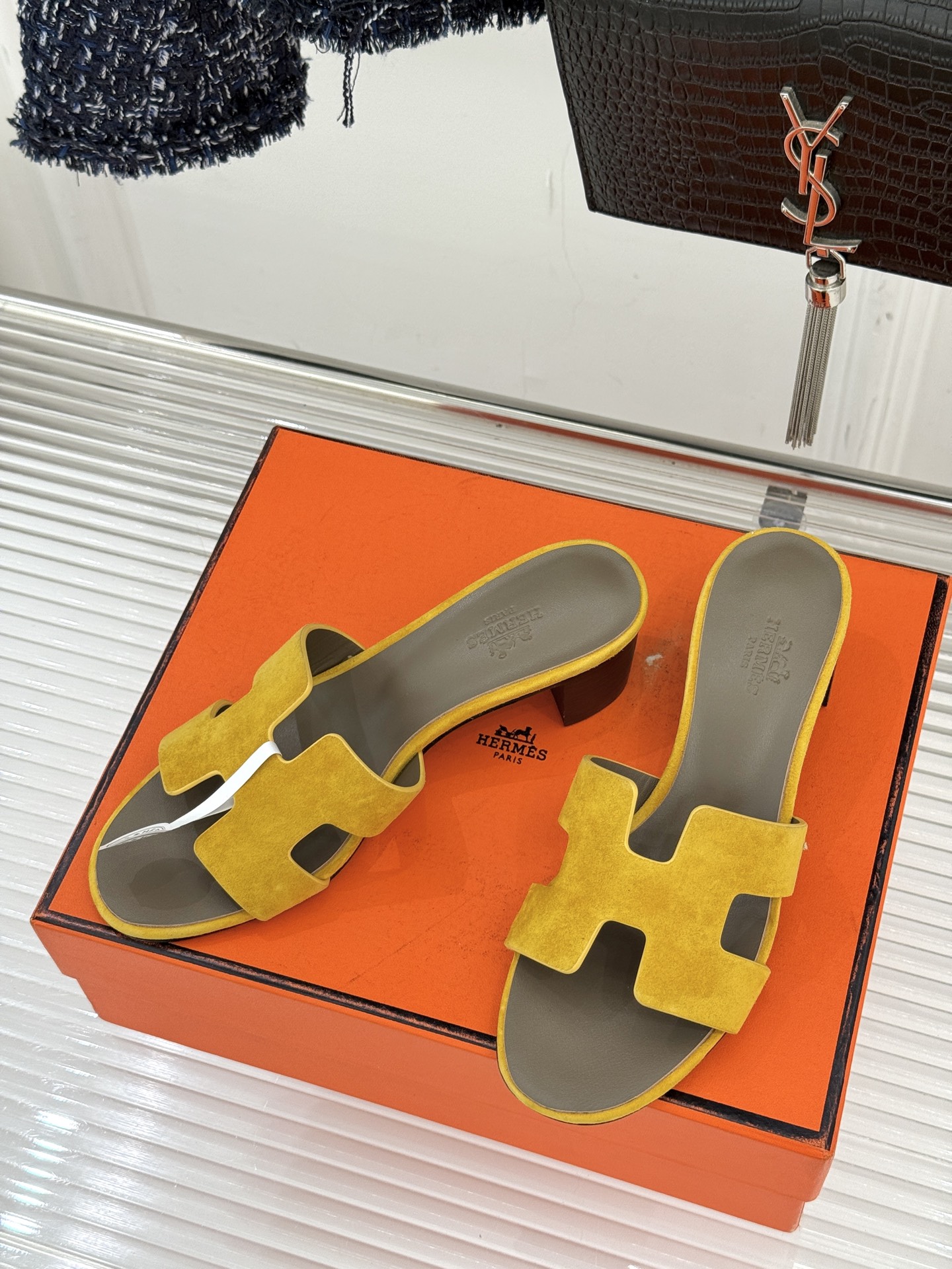 （配原版飞机盒）Hermès/爱马仕万年经典平底粗跟H拖将简约美学与极致工艺完美融合。粗跟设计 赋予你恰