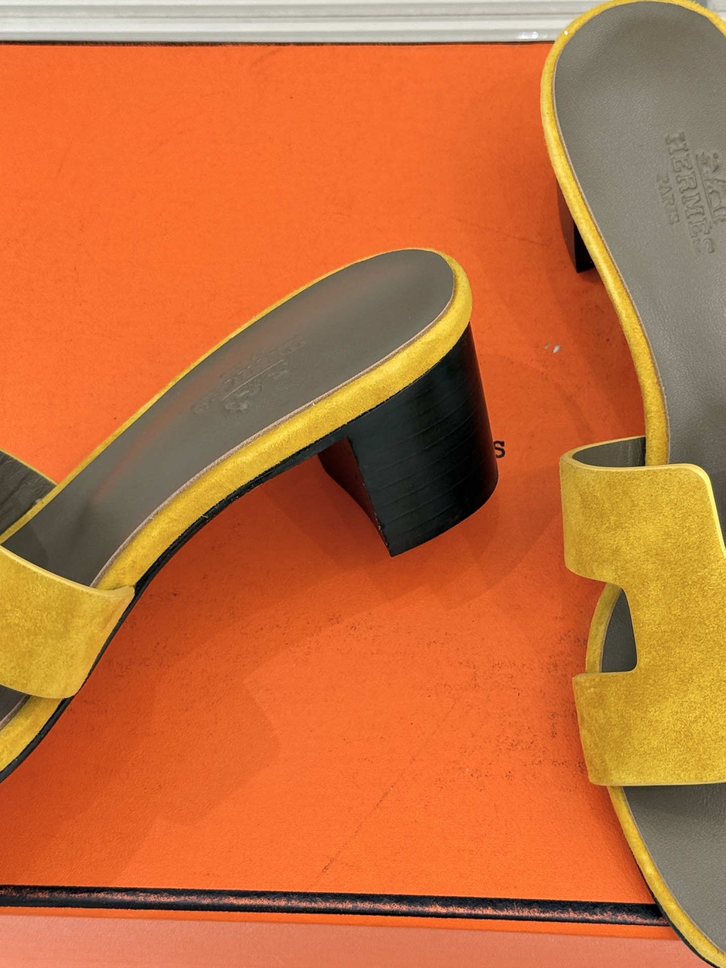 （配原版飞机盒）Hermès/爱马仕万年经典平底粗跟H拖将简约美学与极致工艺完美融合。粗跟设计 赋予你恰