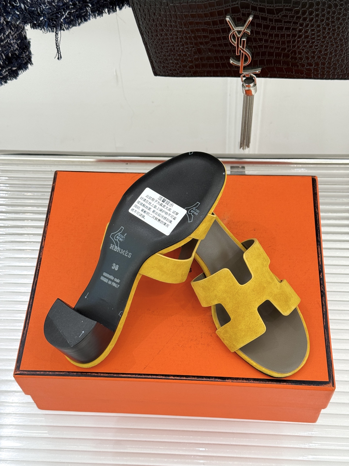 （配原版飞机盒）Hermès/爱马仕万年经典平底粗跟H拖将简约美学与极致工艺完美融合。粗跟设计 赋予你恰