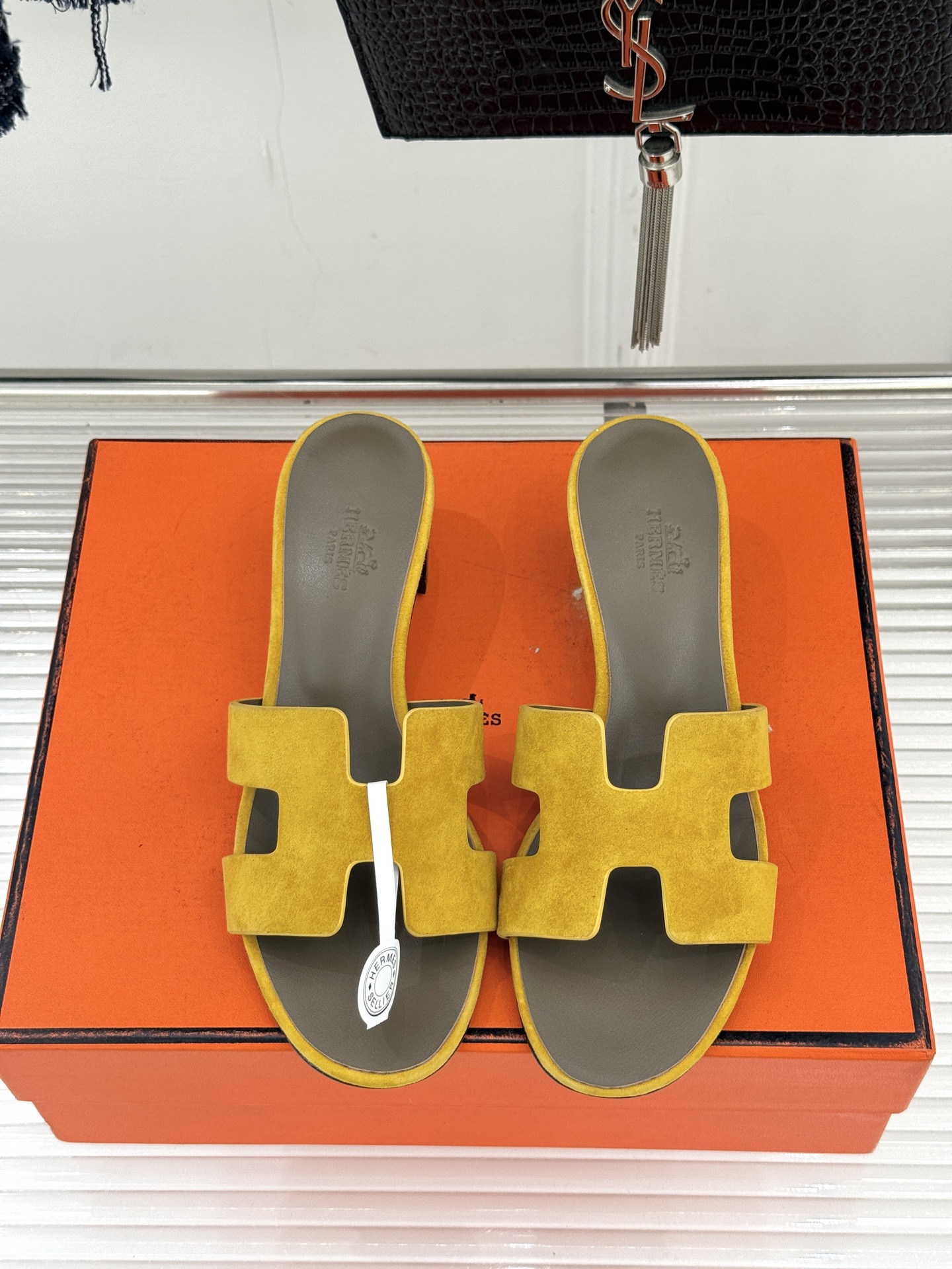 （配原版飞机盒）Hermès/爱马仕万年经典平底粗跟H拖将简约美学与极致工艺完美融合。粗跟设计 赋予你恰