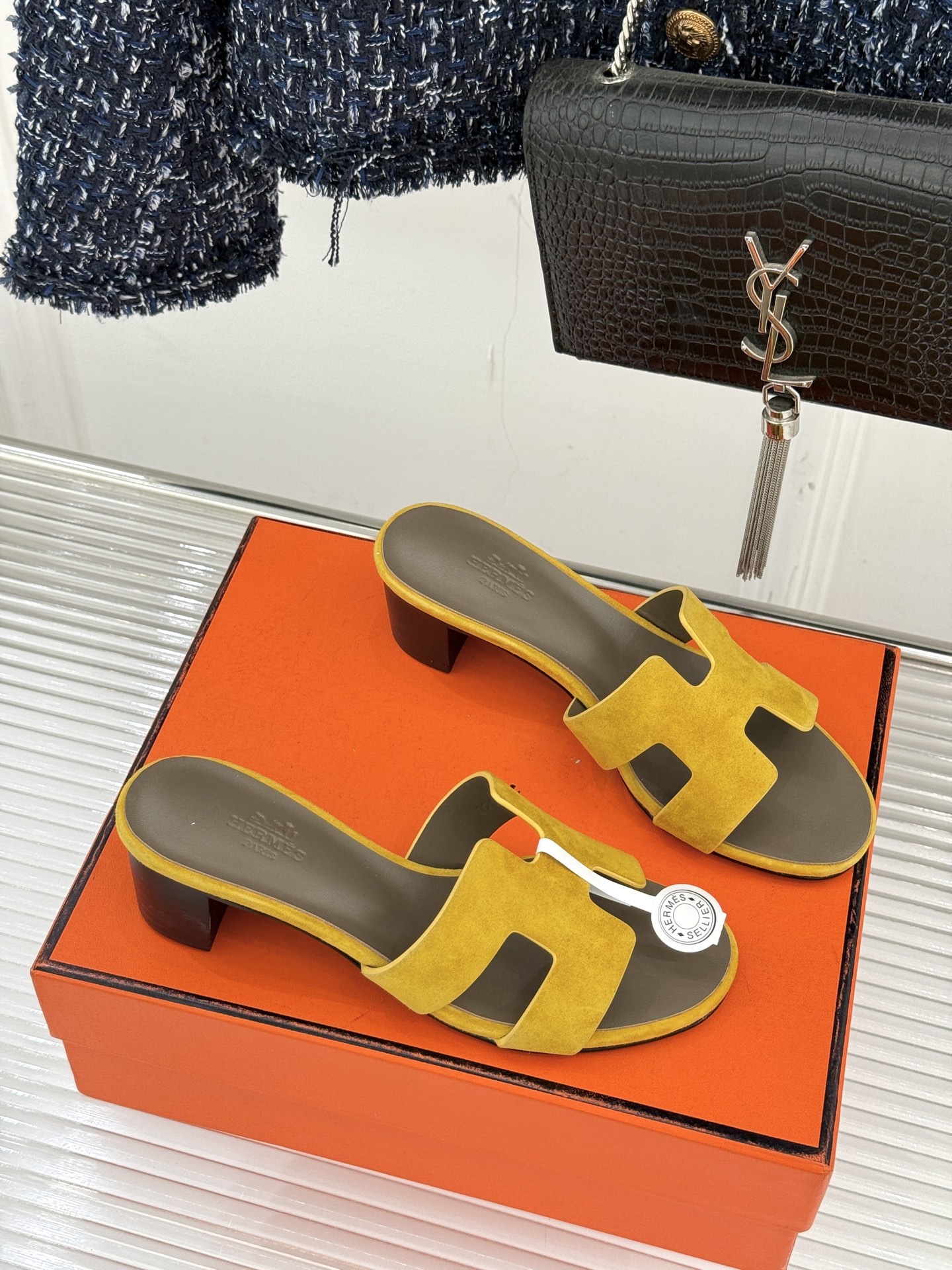 （配原版飞机盒）Hermès/爱马仕万年经典平底粗跟H拖将简约美学与极致工艺完美融合。粗跟设计 赋予你恰