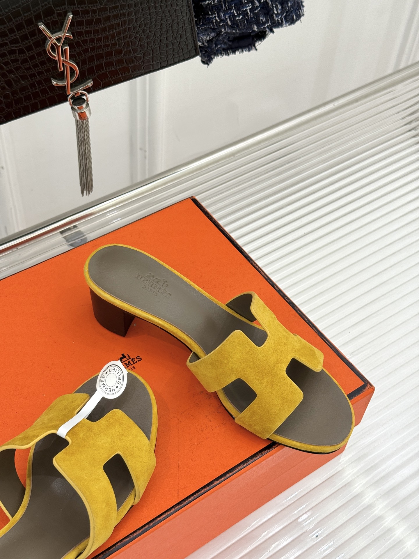 （配原版飞机盒）Hermès/爱马仕万年经典平底粗跟H拖将简约美学与极致工艺完美融合。粗跟设计 赋予你恰