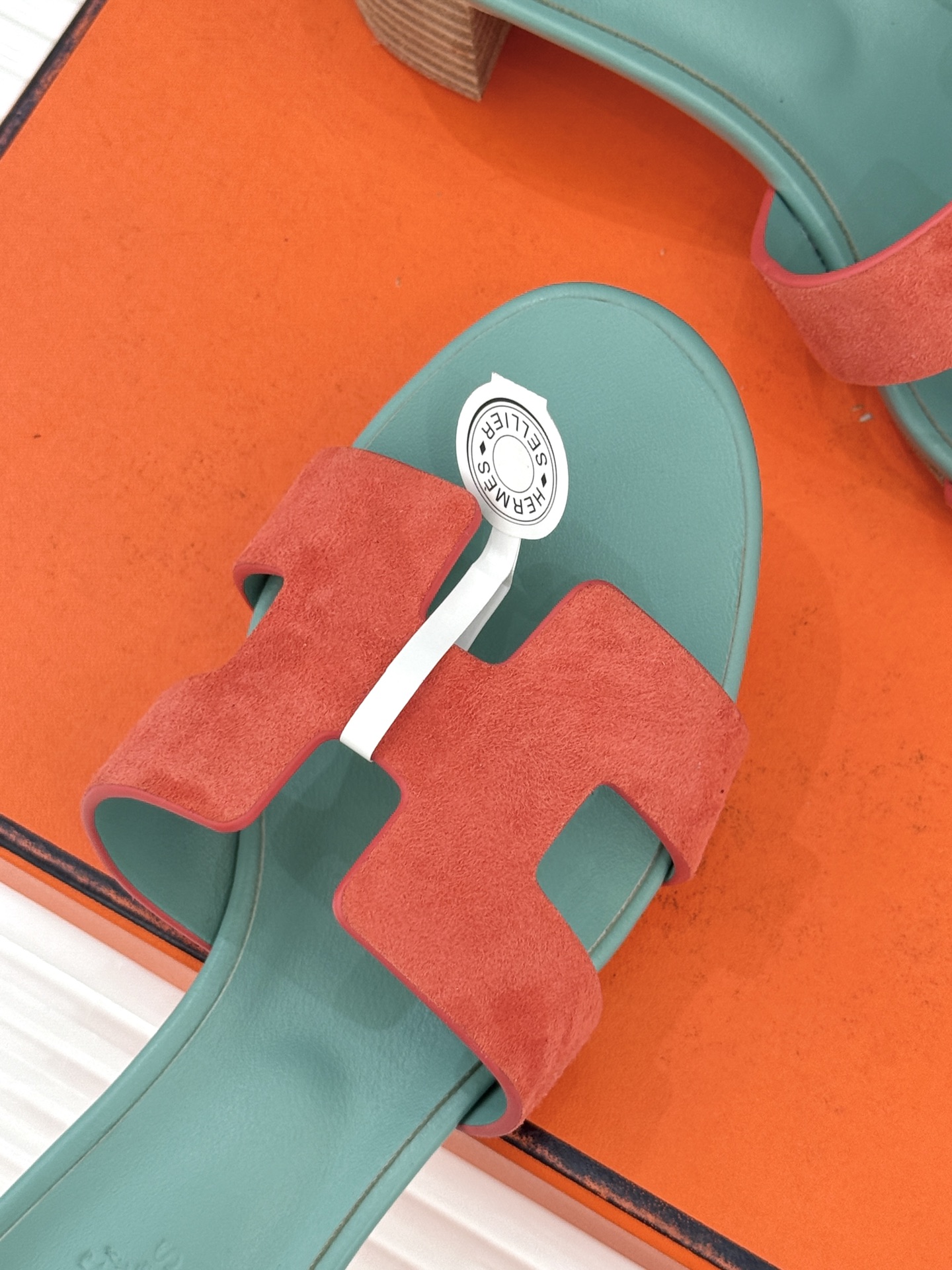 （配原版飞机盒）Hermès/爱马仕万年经典平底粗跟H拖将简约美学与极致工艺完美融合。粗跟设计 赋予你恰