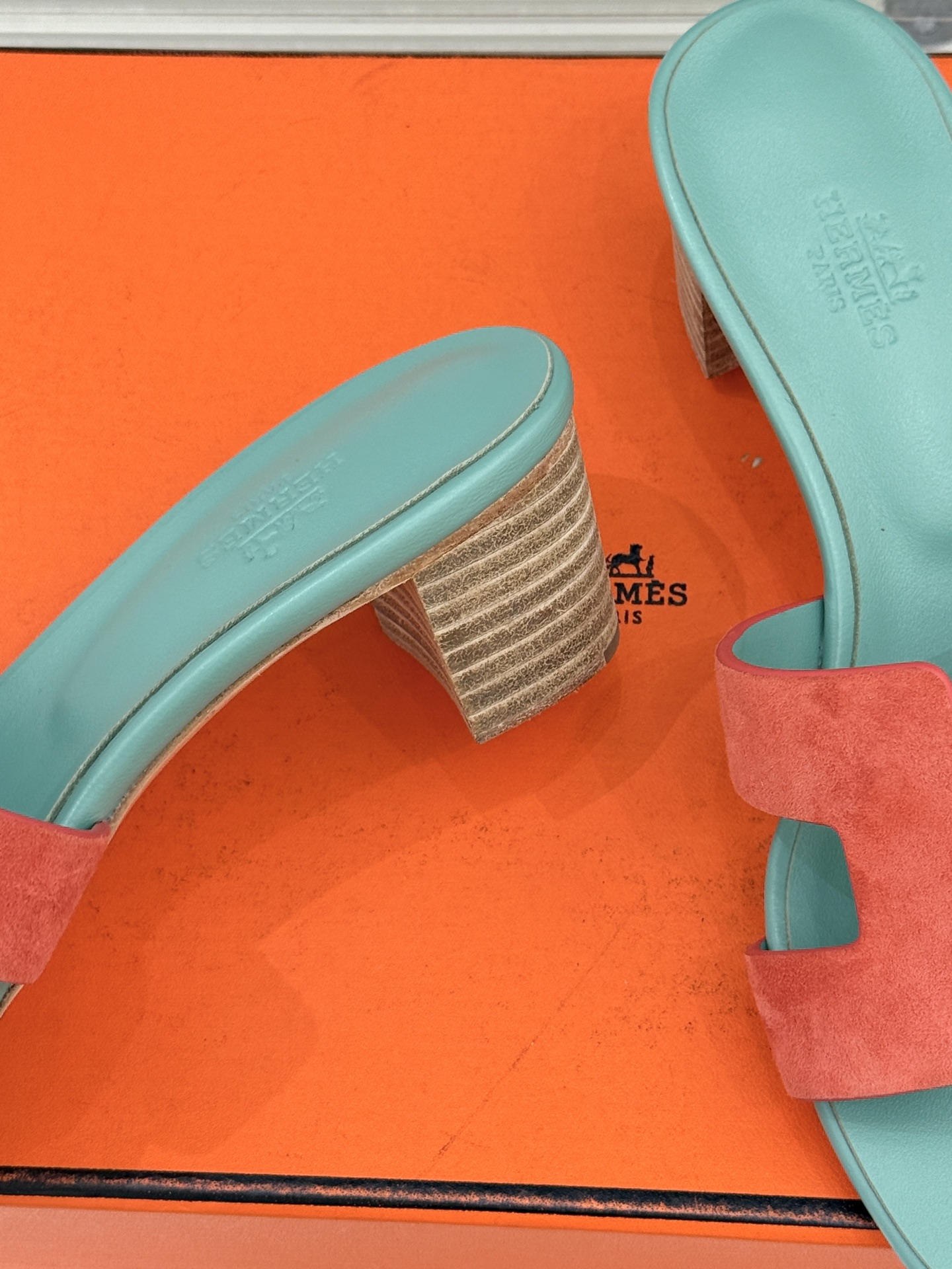 （配原版飞机盒）Hermès/爱马仕万年经典平底粗跟H拖将简约美学与极致工艺完美融合。粗跟设计 赋予你恰