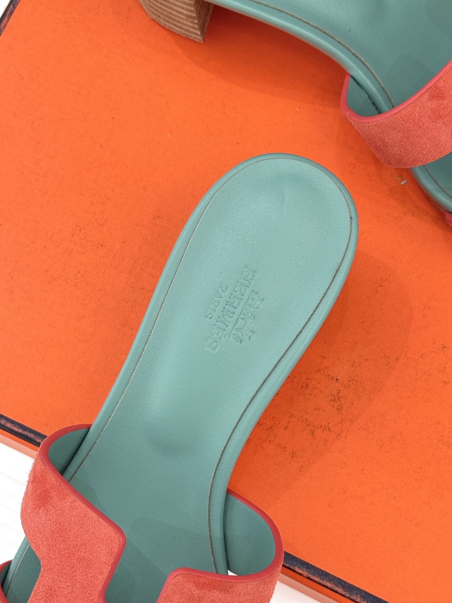 （配原版飞机盒）Hermès/爱马仕万年经典平底粗跟H拖将简约美学与极致工艺完美融合。粗跟设计 赋予你恰